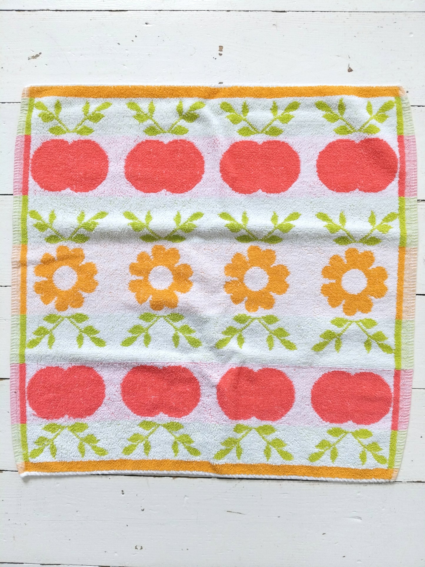 Essuie-mains en coton éponge décor pommes et fleurs - cetaitmieuxavant