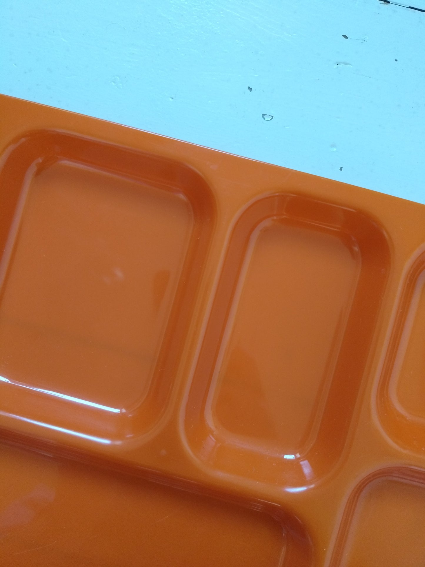 Plateau repas compartimenté en plastique orange (à l'unité - 2 dispos)