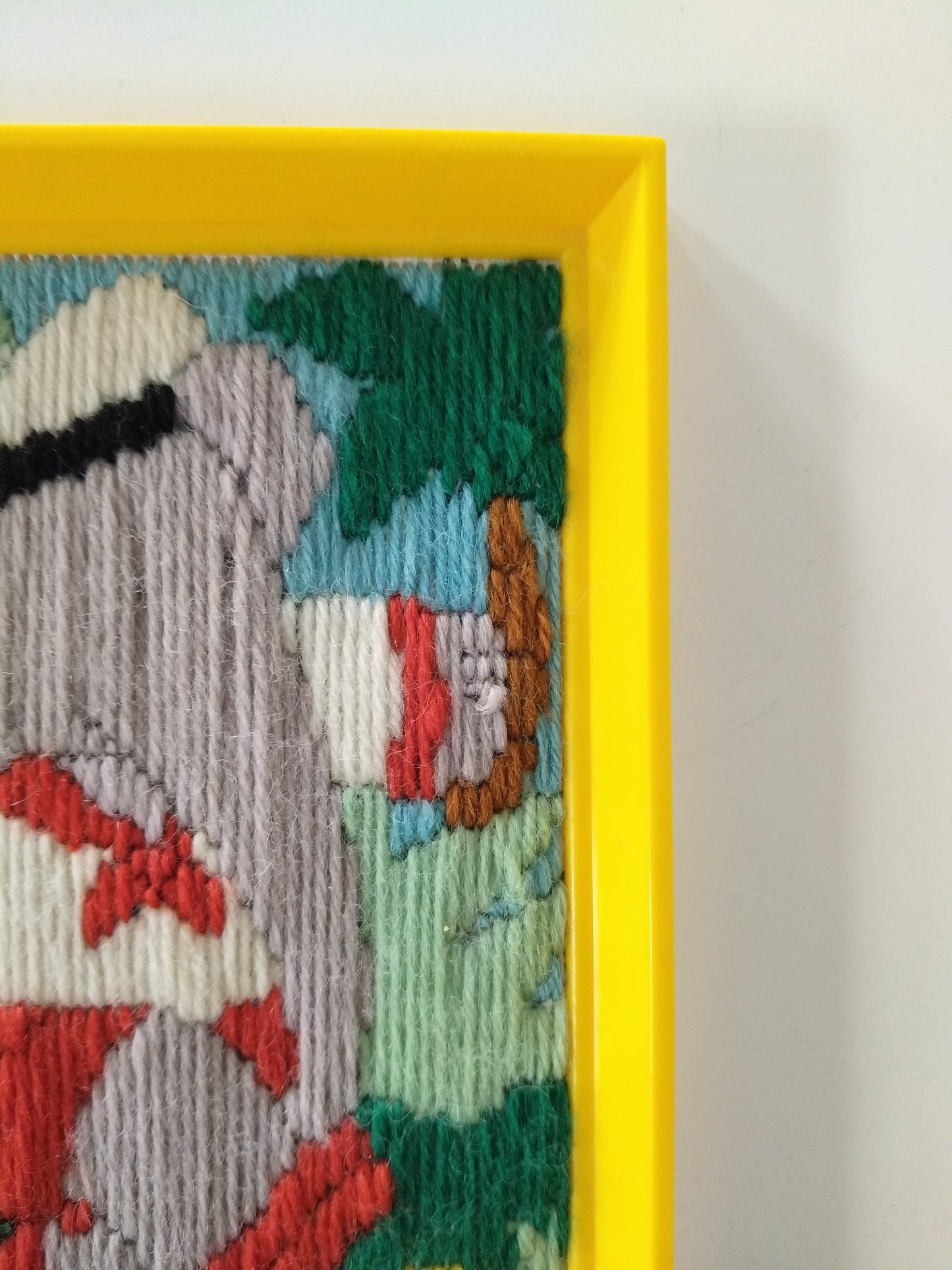 Ancienne broderie de Babar encadrée