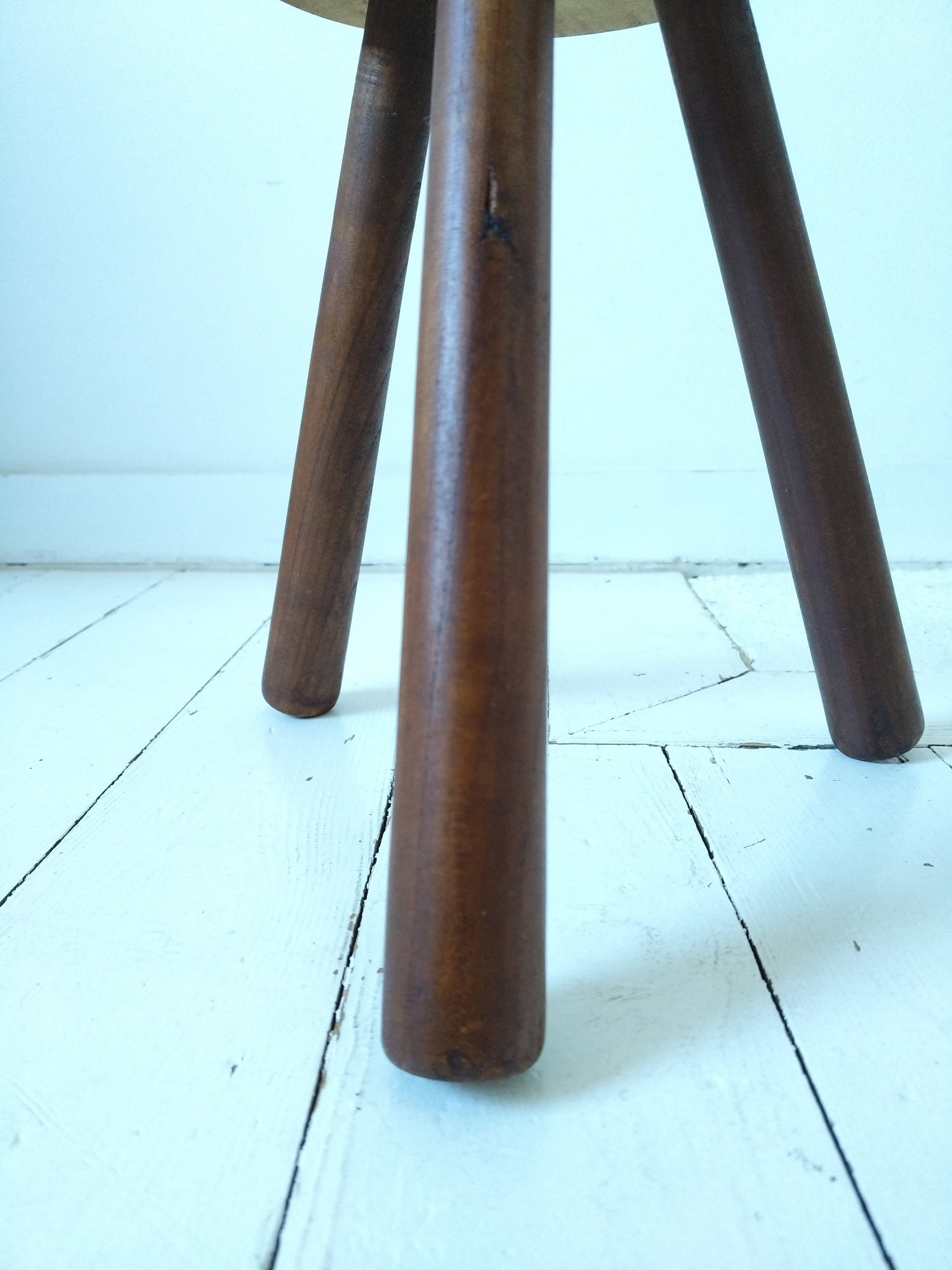 Ancien petit tabouret de métier tripode en bois massif - cetaitmieuxavant