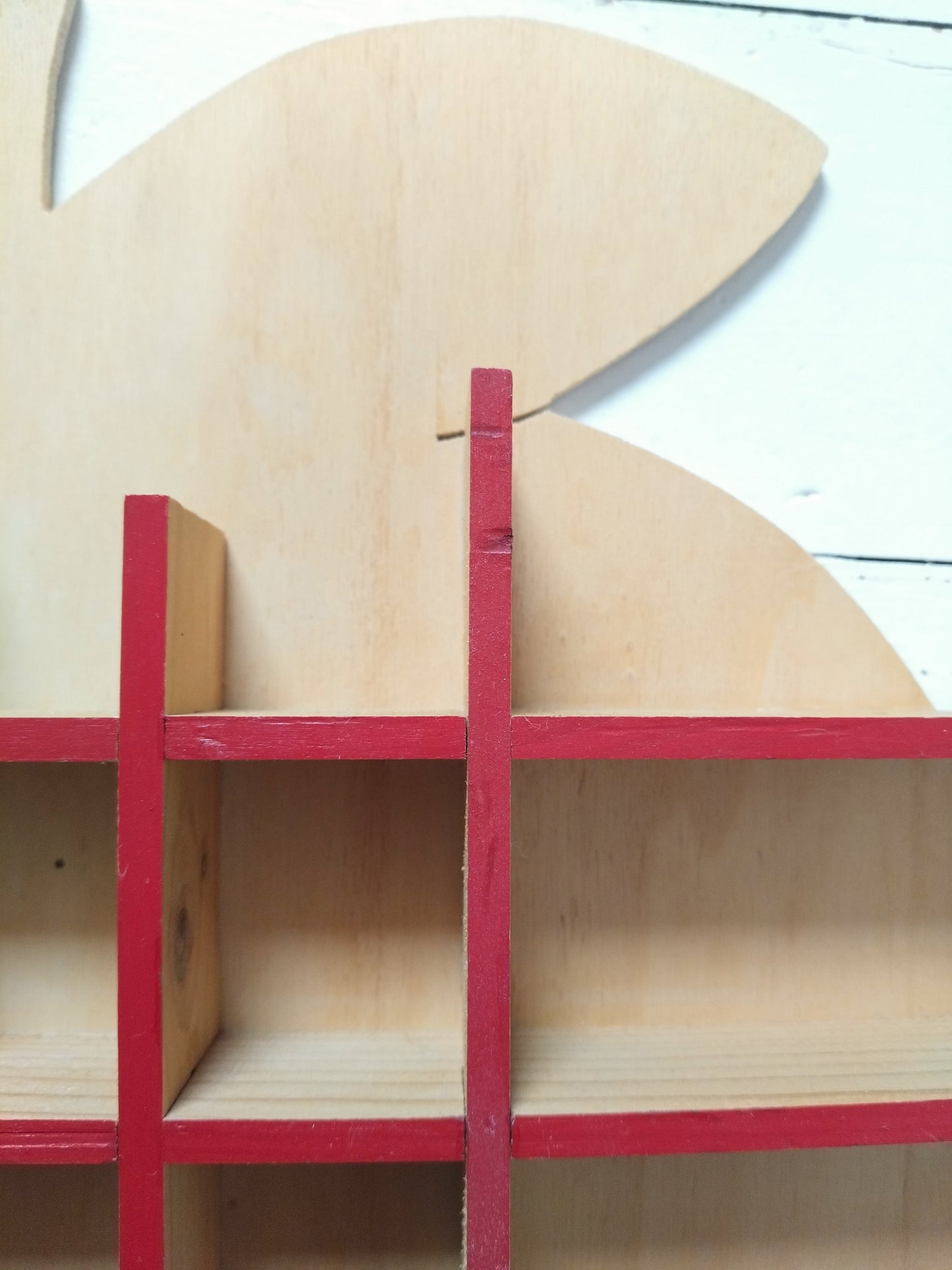 Étagère murale pomme pour miniatures en bois