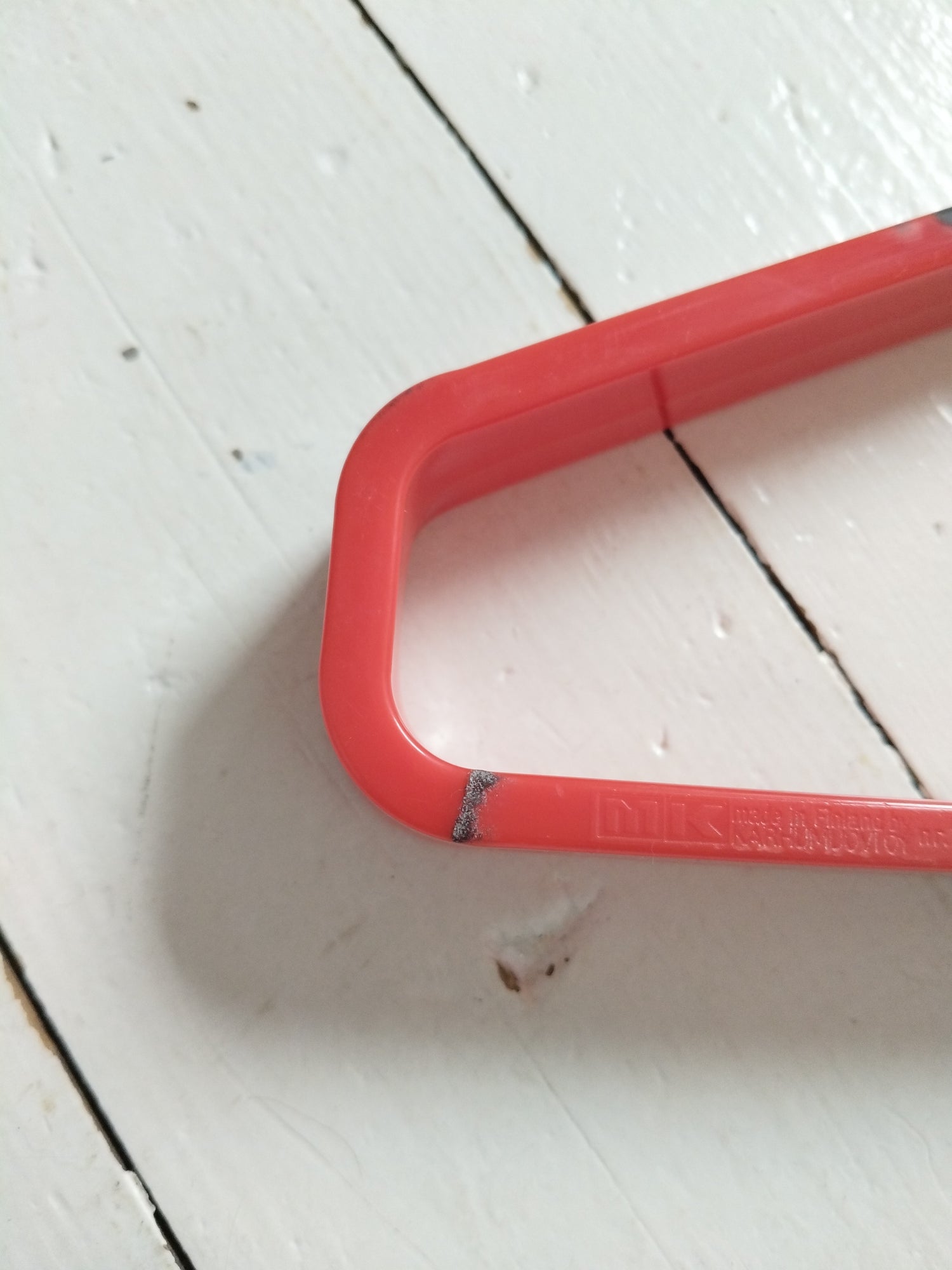 Ensemble de 3 cintres en plastique MK finland by Karhumuovioy - cetaitmieuxavant