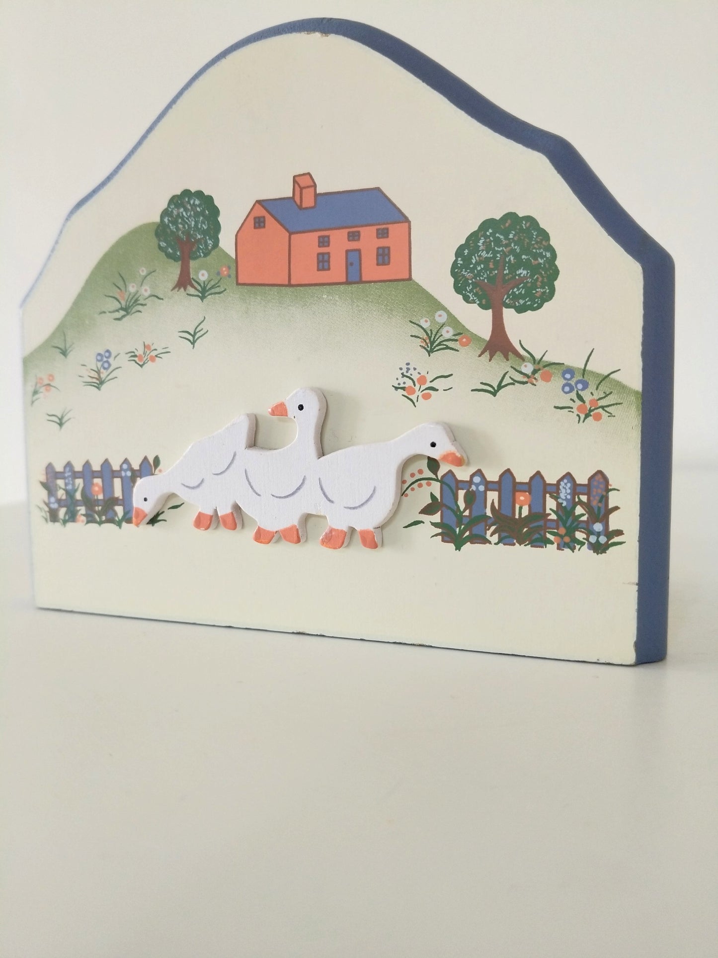 Porte-serviettes ou courrier en bois décor oies