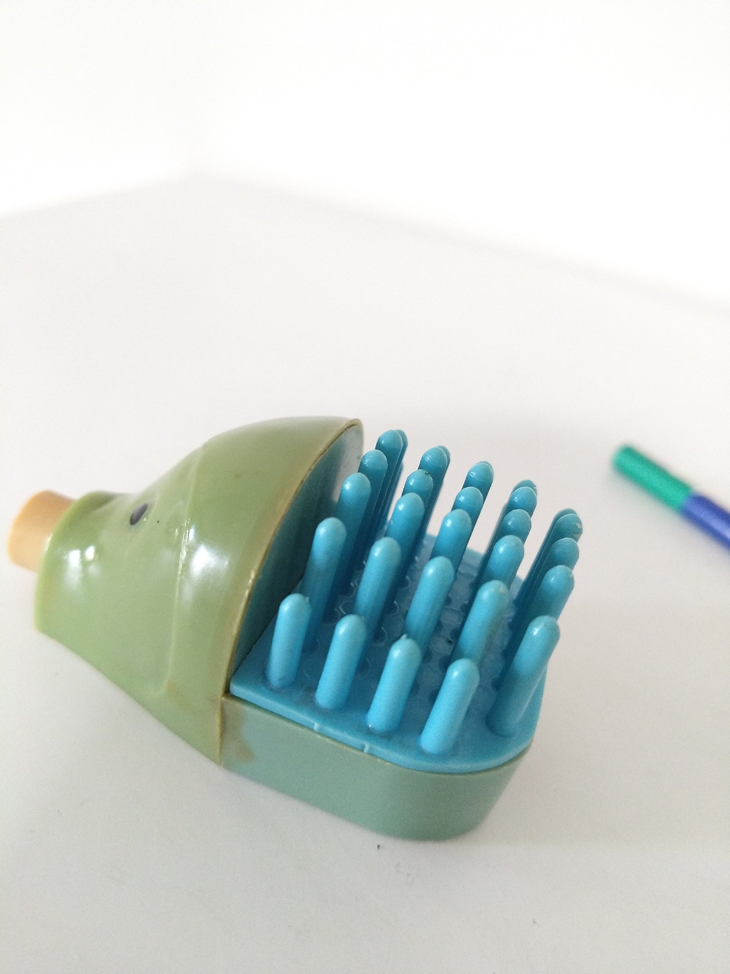 Hérisson miniature taille-crayon, porte-crayon et gomme 80's couleur au choix