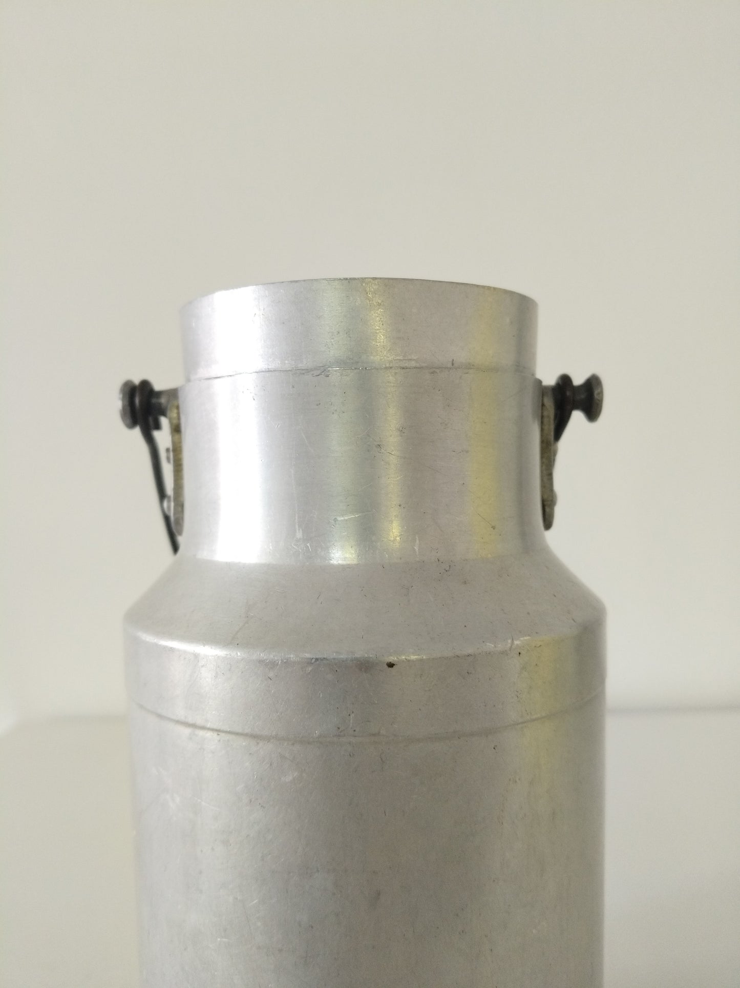 Ancien pot à lait en aluminium ou en plastique Gilac au choix