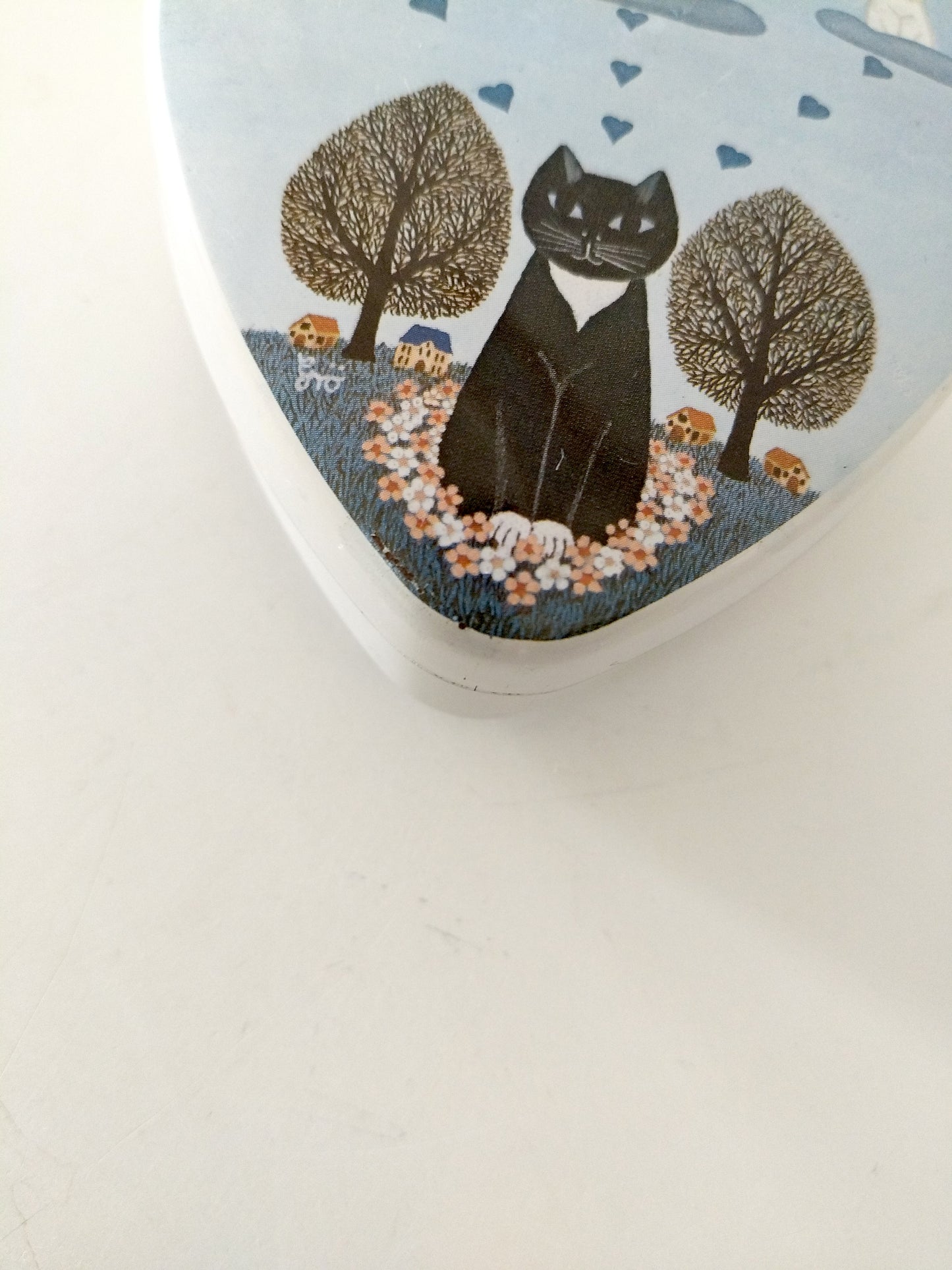 Petite boîte métallique cœur décor chats