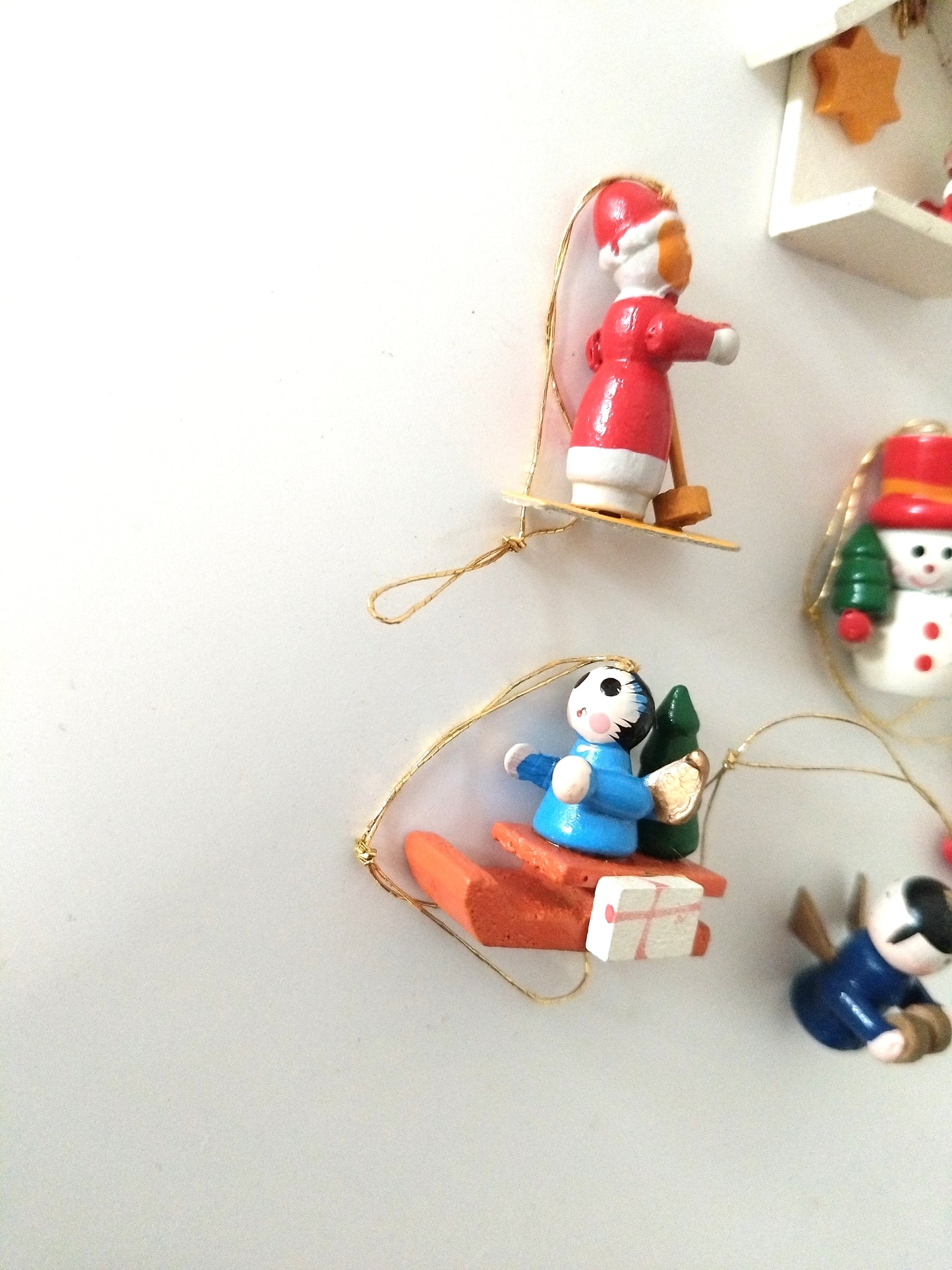 Ensemble de 12 petits sujets de Noël en bois