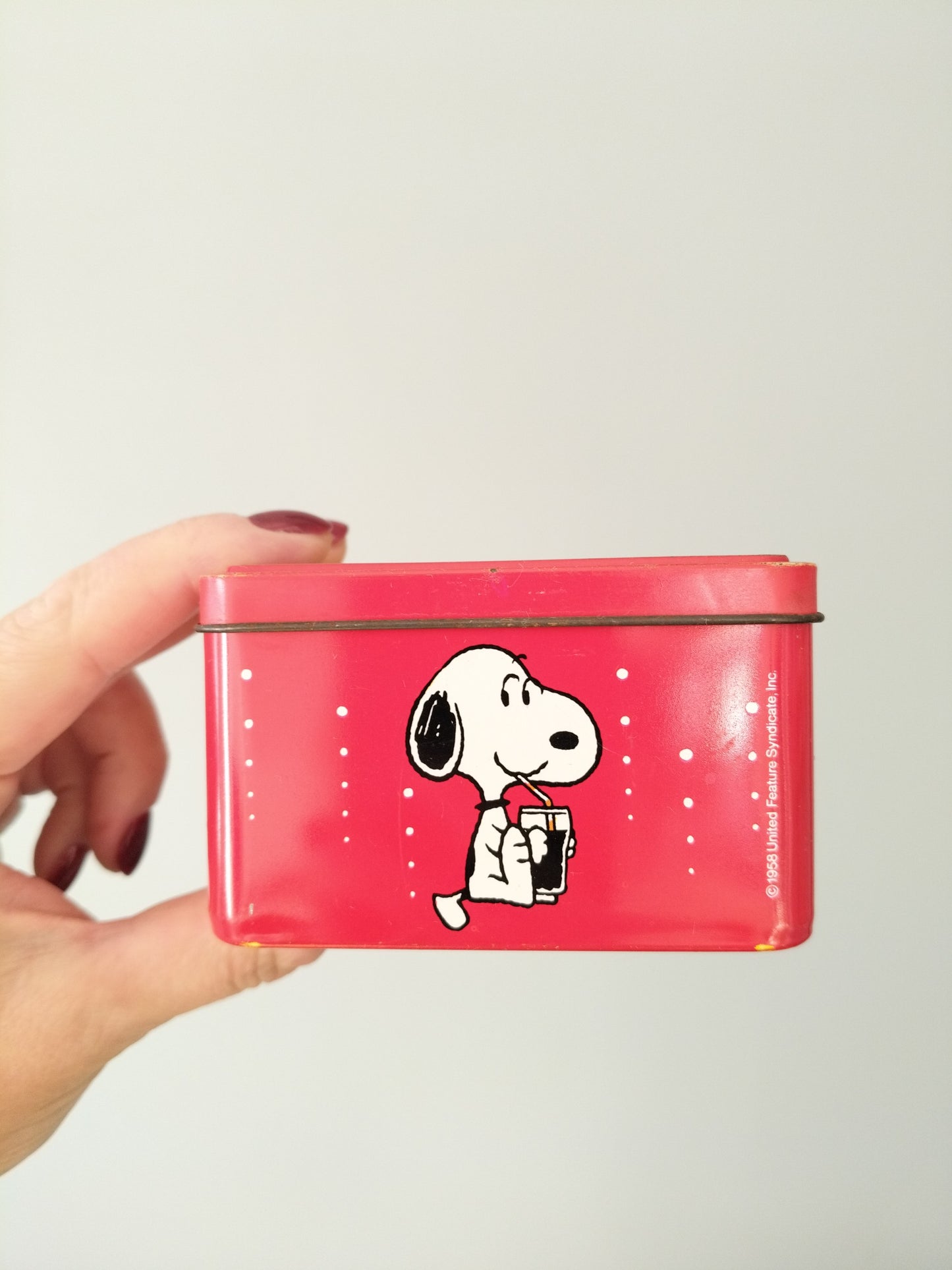 Boîte métallique Snoopy 1958 United Feature Syndicate pour Van Melle confiserie bonbons croque-tendres Cola's