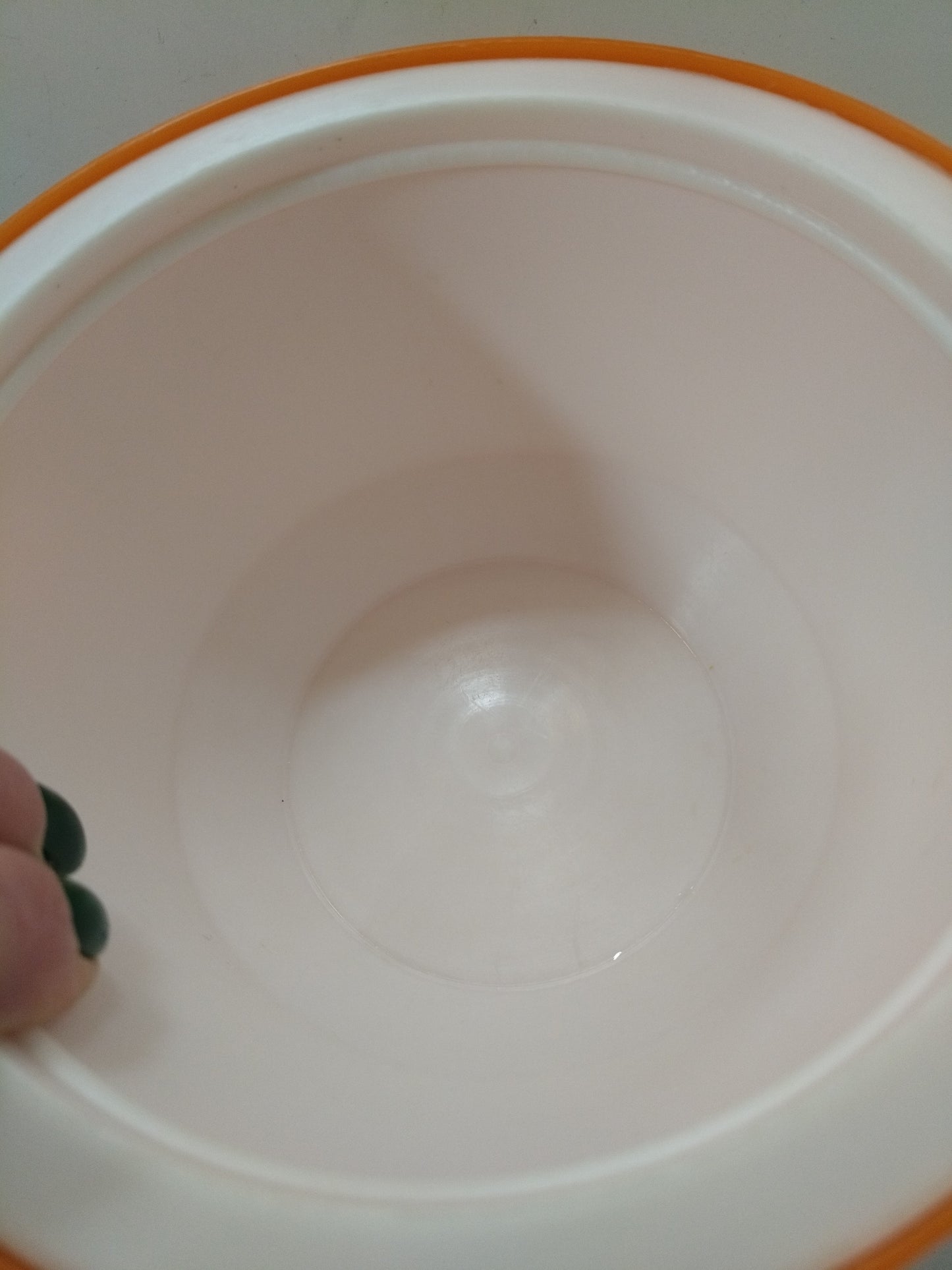 Pomme à glaçons en plastique rouge ou orange au choix