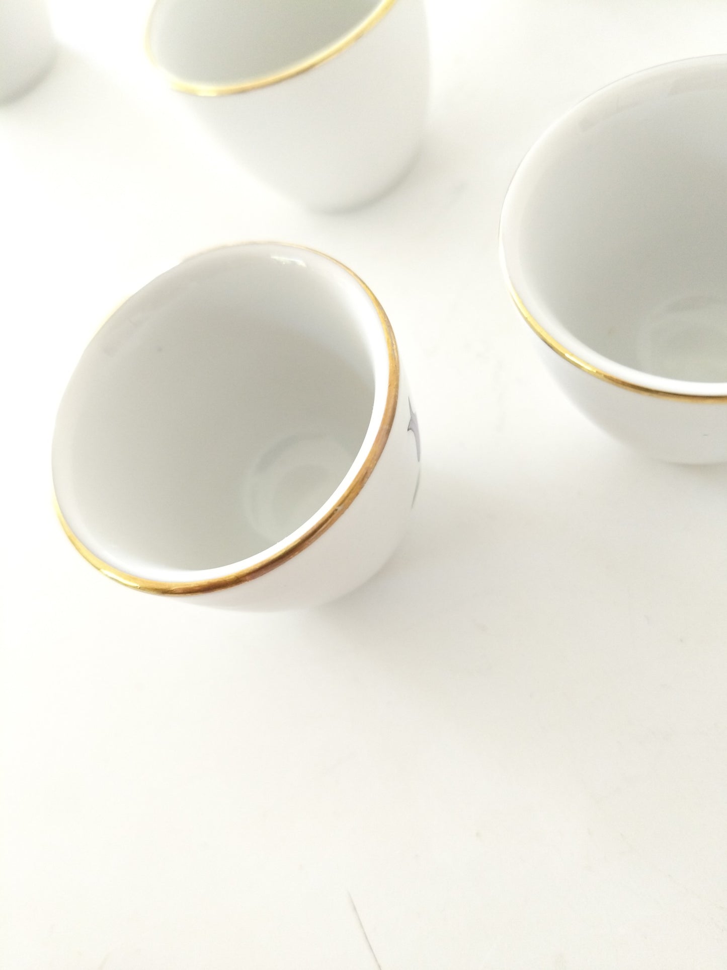 Ensemble de 5 verres à liqueur, coquetiers ou petits ramequins en porcelaine Kalocsa Hongrie