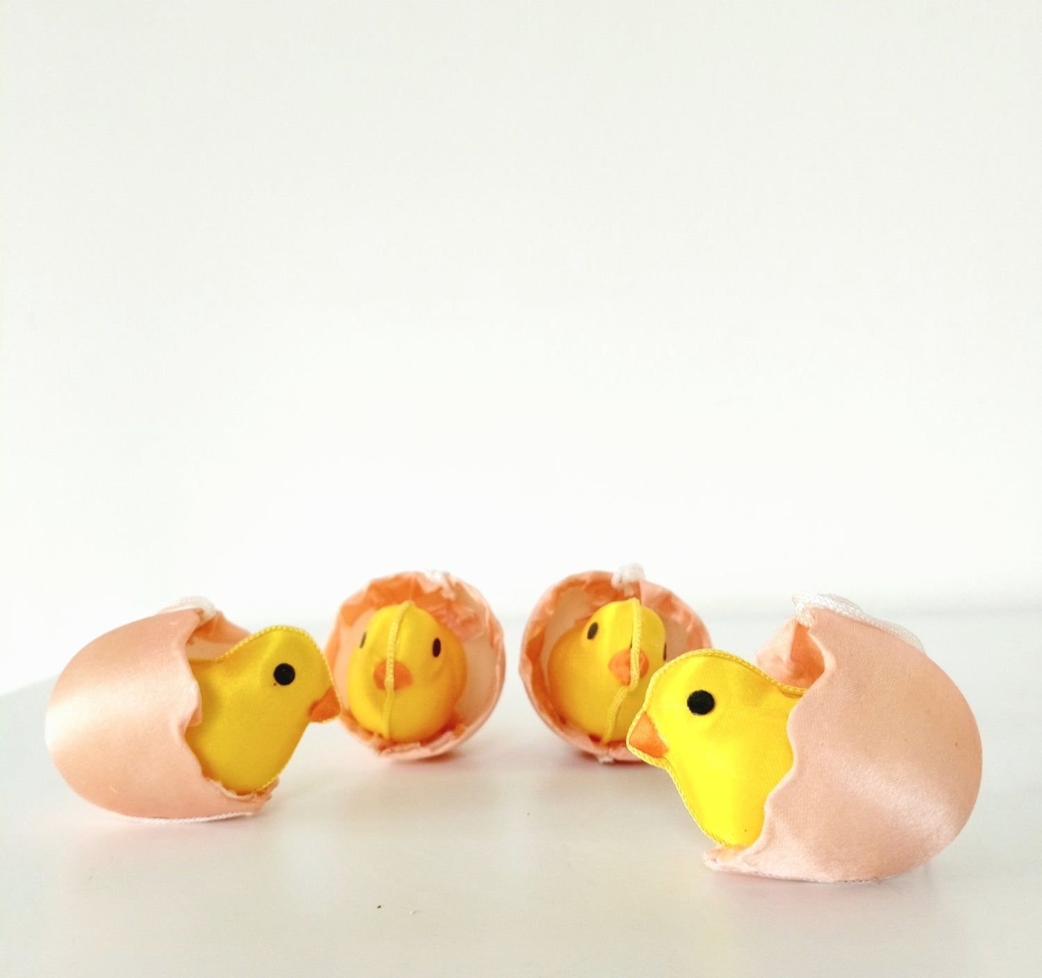 Déco Pâques/ ensemble de 4 petits poussins en plastique à suspendre - cetaitmieuxavant