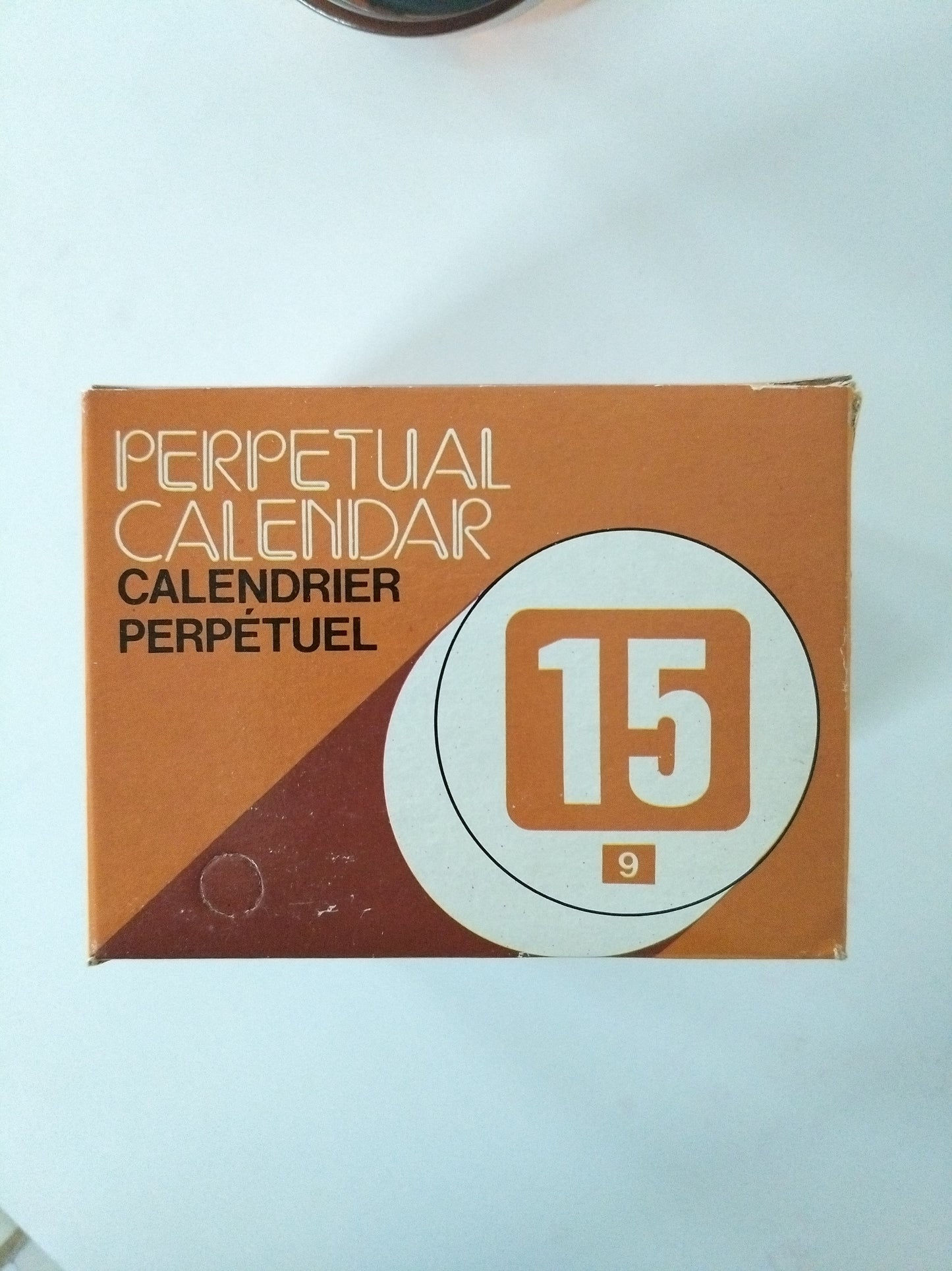 Calendrier perpétuel en plastique design UK made in Hong Kong - cetaitmieuxavant
