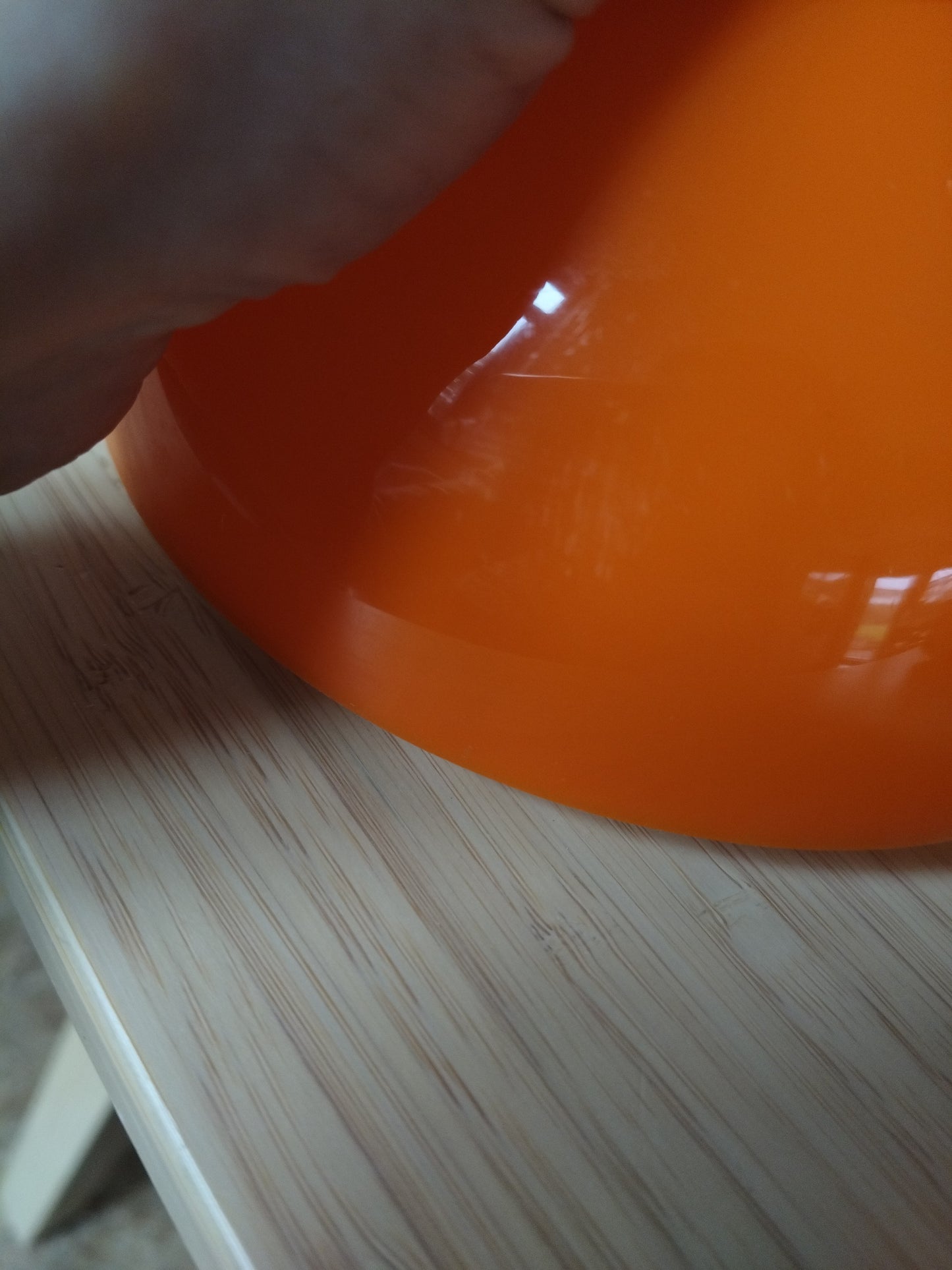 Pomme à glaçons en plastique rouge ou orange au choix