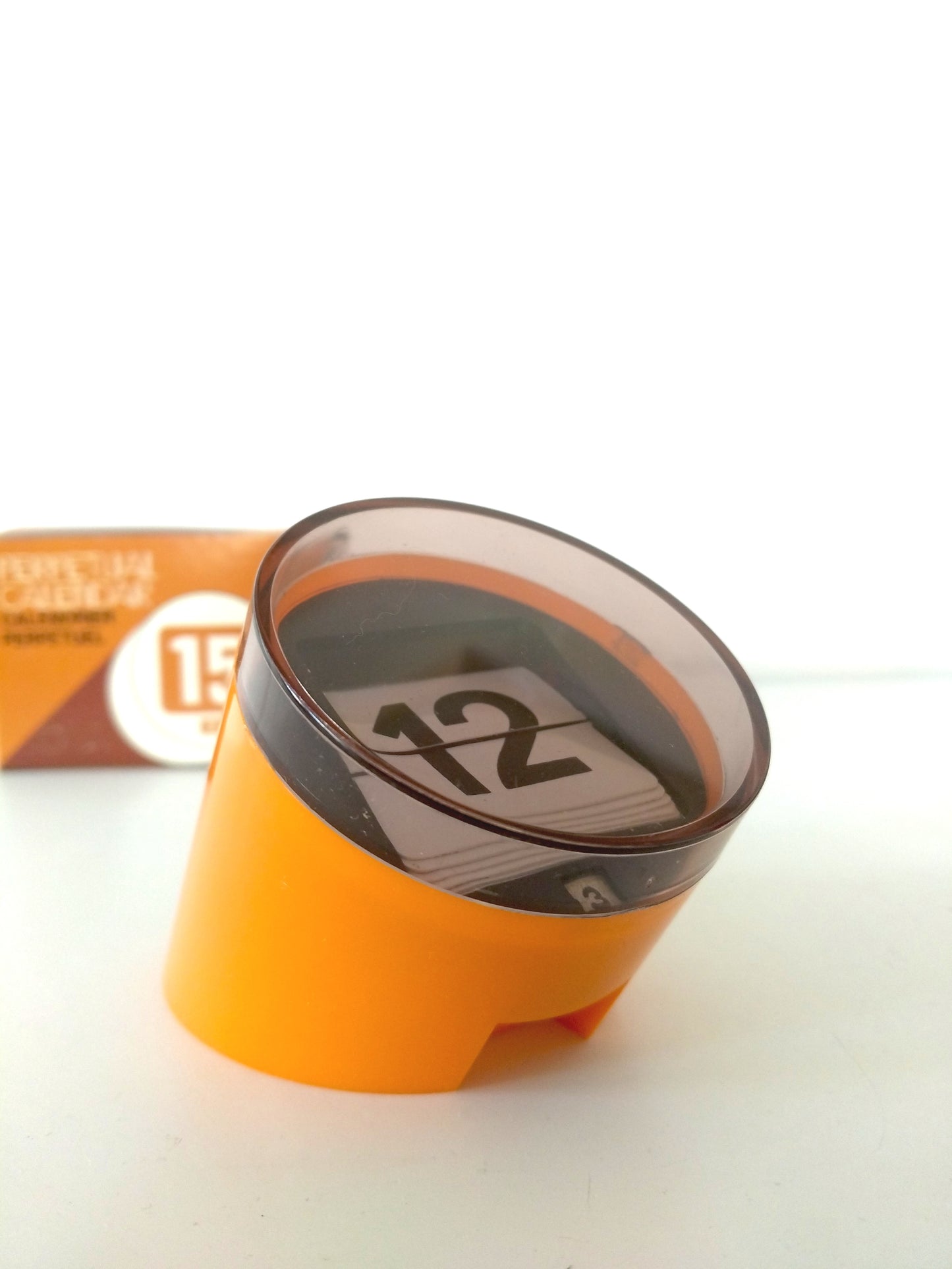 Calendrier perpétuel en plastique design UK made in Hong Kong - cetaitmieuxavant