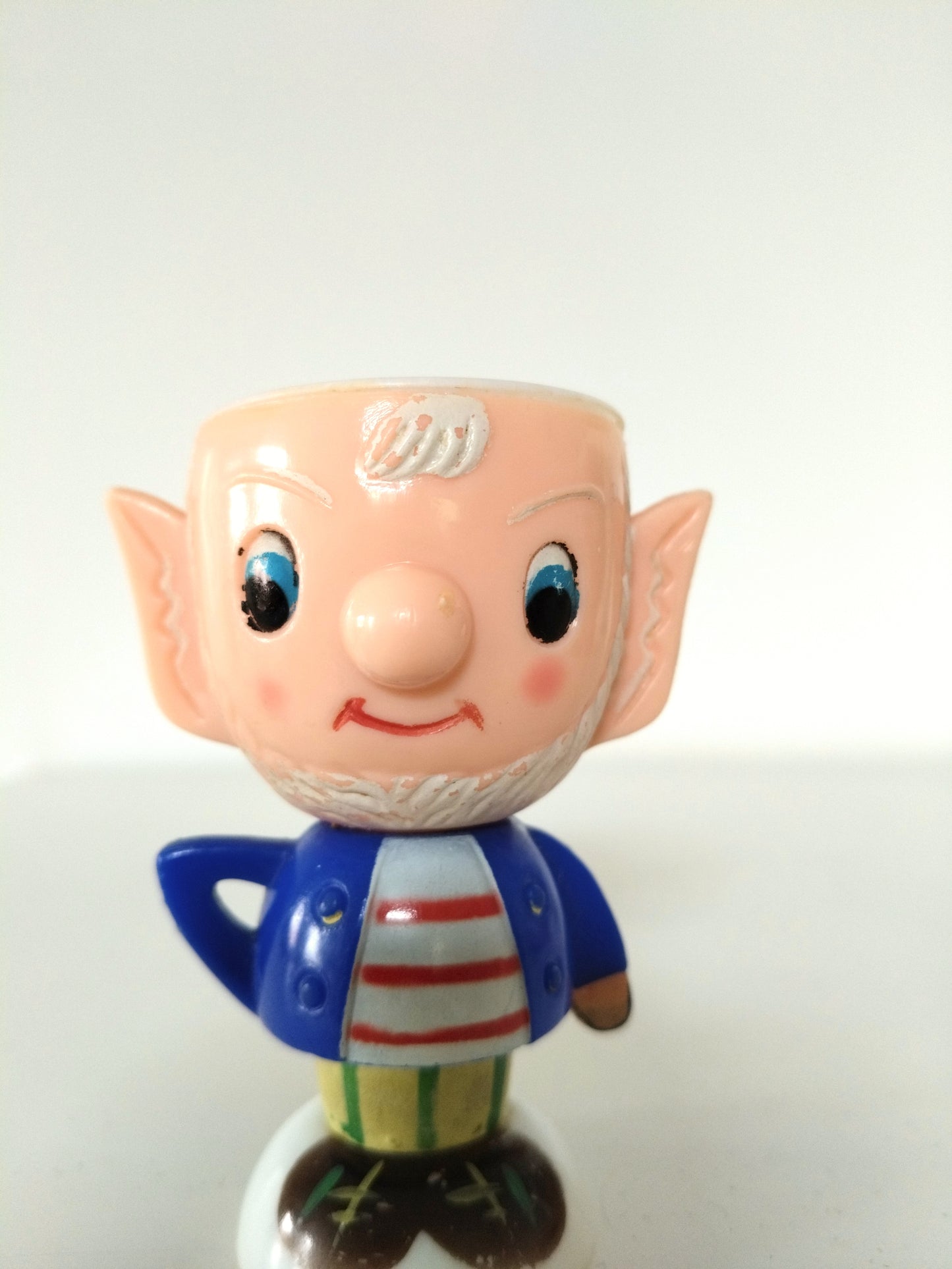 Coquetier lutin Potiron Oui-Oui en plastique made in Hong Kong