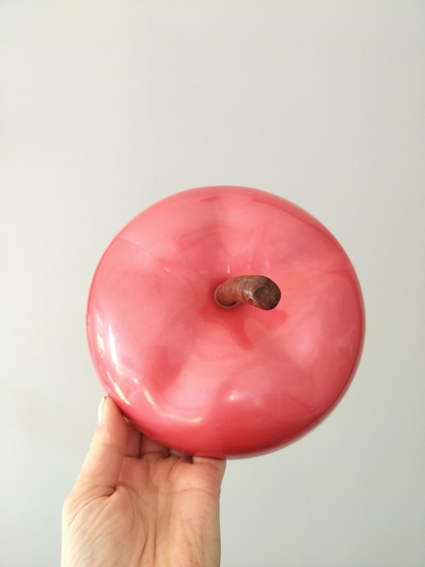 Boîte pomme en plastique framboise nacré - cetaitmieuxavant