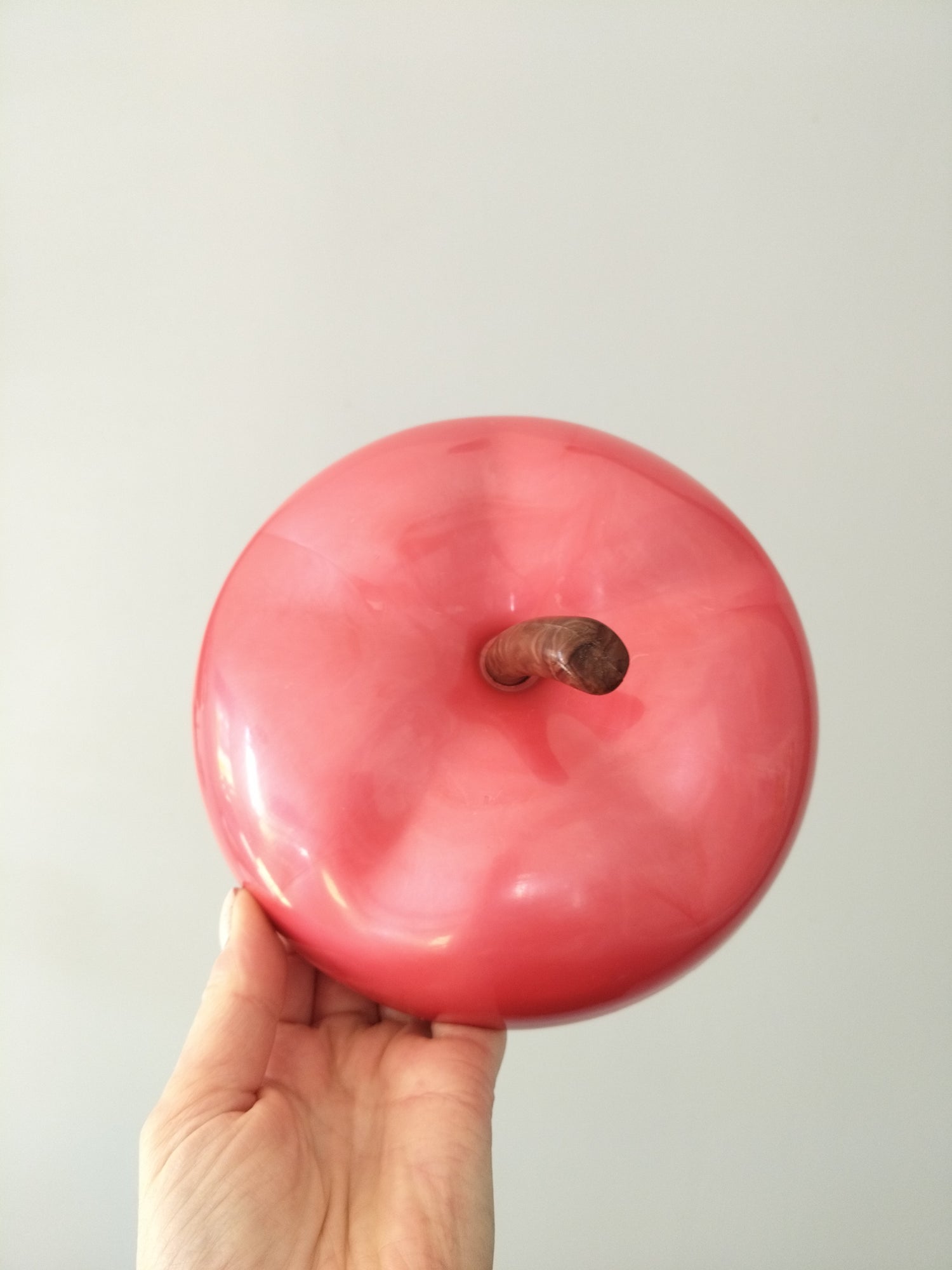 Boîte pomme en plastique framboise nacré - cetaitmieuxavant
