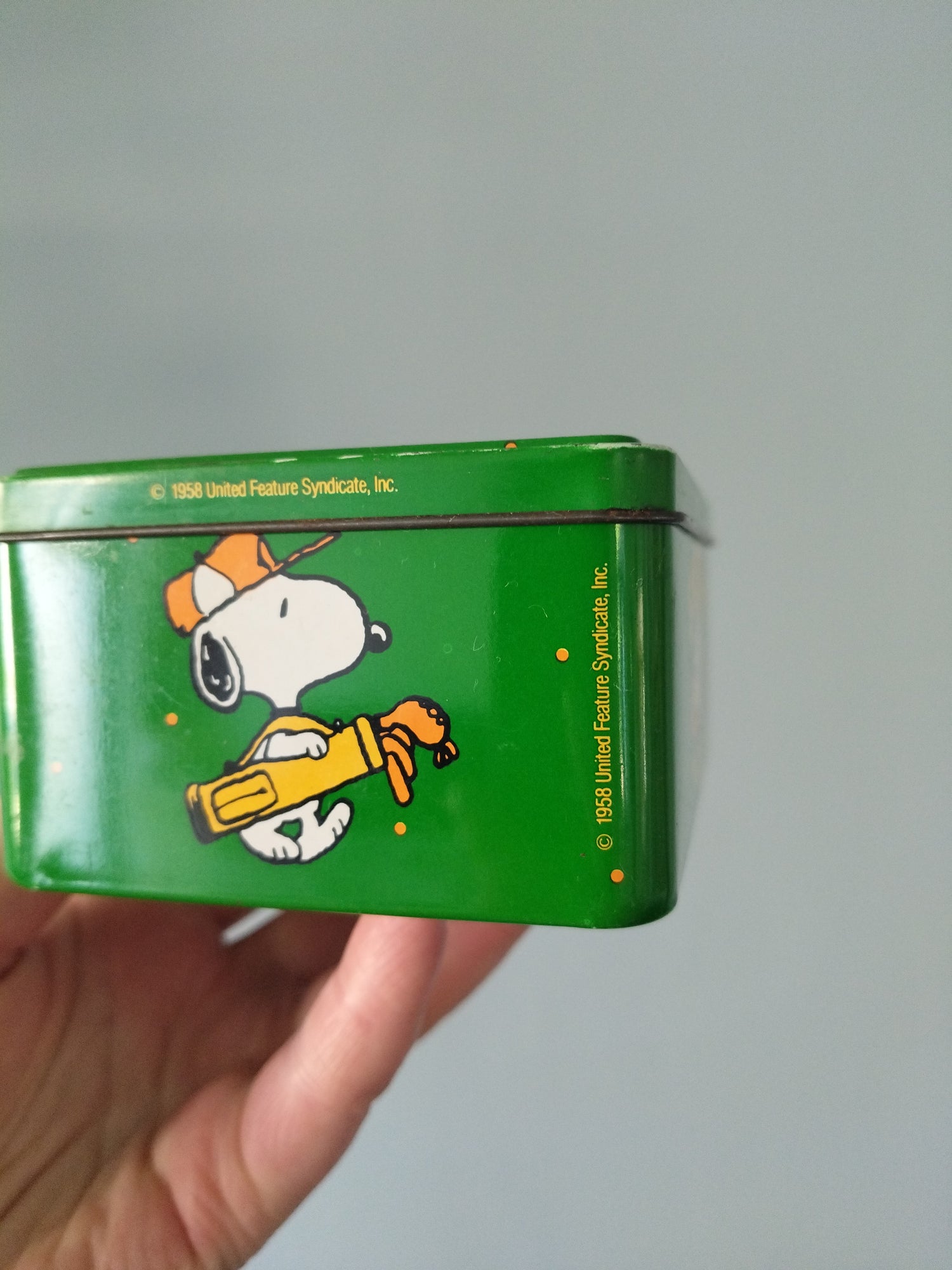 Boîte métallique Snoopy mini-golf 1958 United Feature Syndicate pour Van Melle confiserie bonbons tendres orange - cetaitmieuxavant