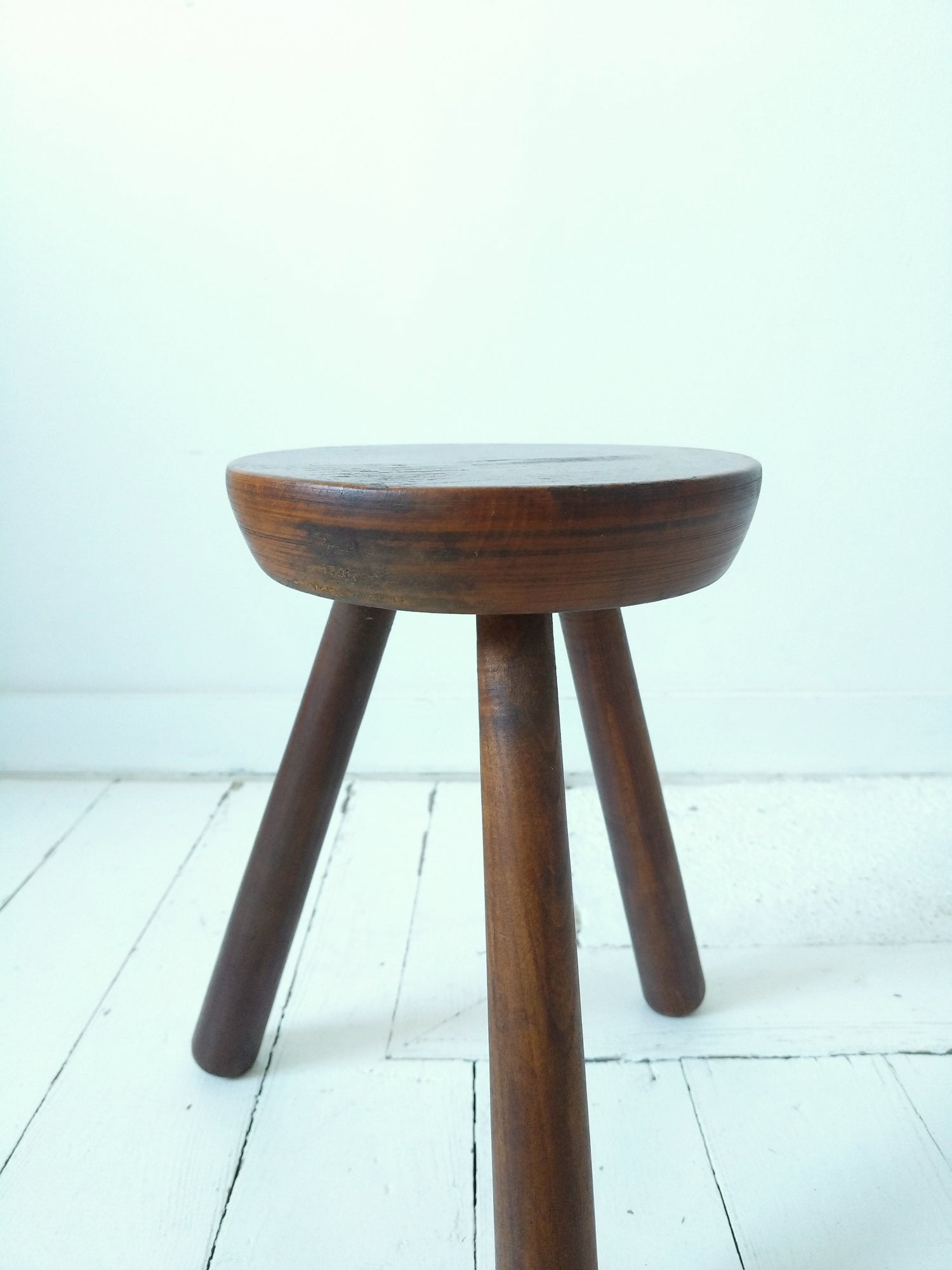 Ancien petit tabouret de métier tripode en bois massif - cetaitmieuxavant