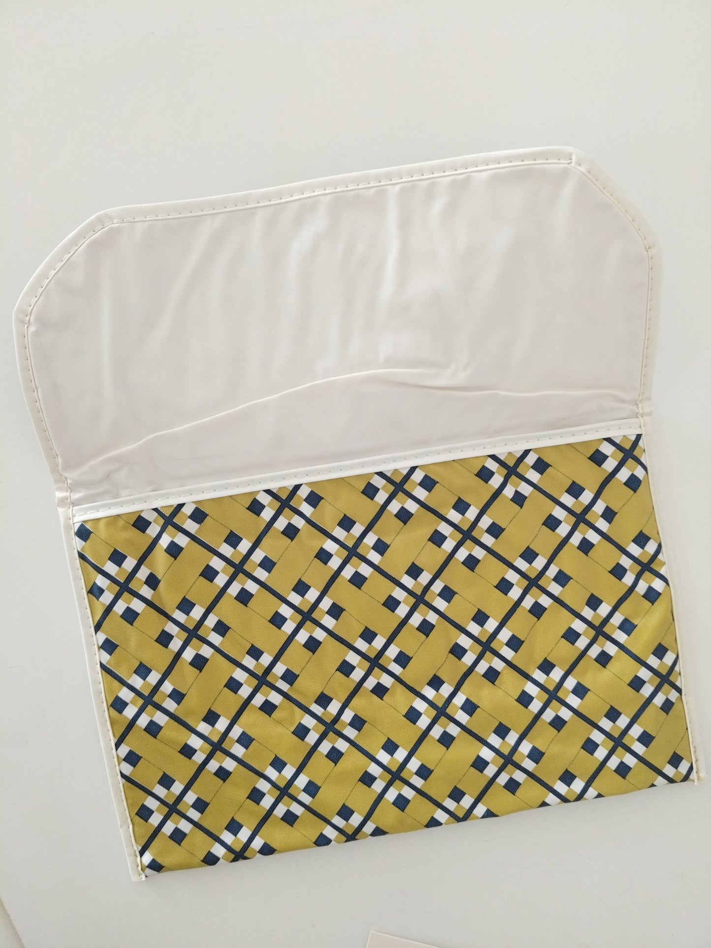 Pochette plate en vinyle décor graphique - cetaitmieuxavant