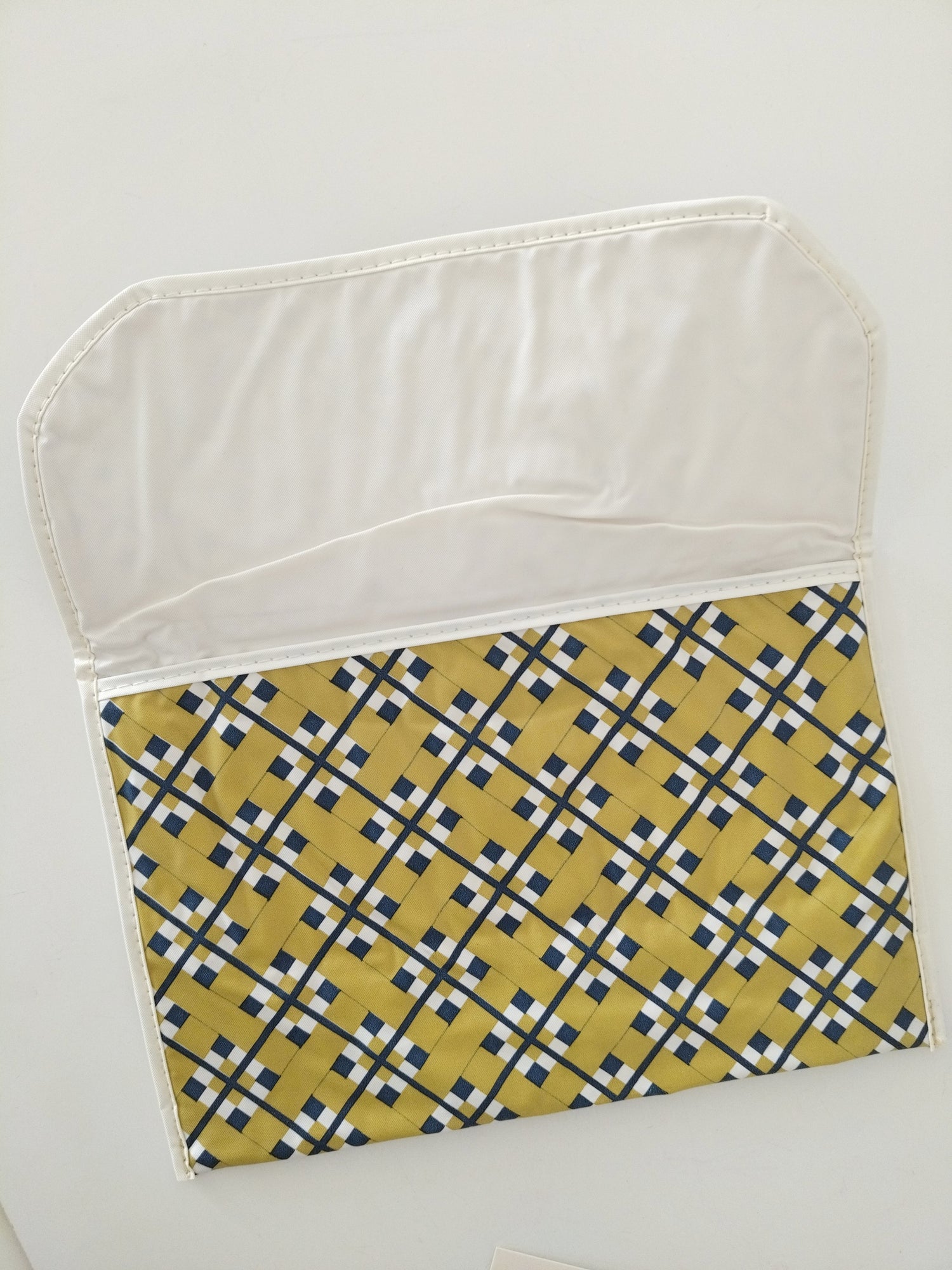 Pochette plate en vinyle décor graphique - cetaitmieuxavant