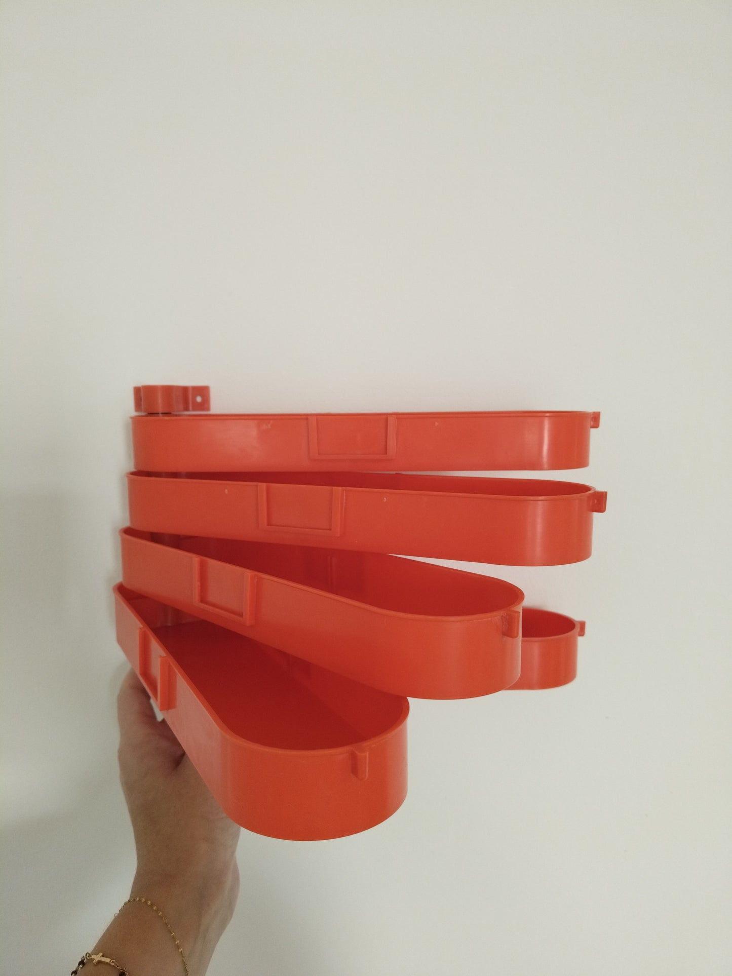 Petite étagère/ rangement mural pivotant en plastique - cetaitmieuxavant