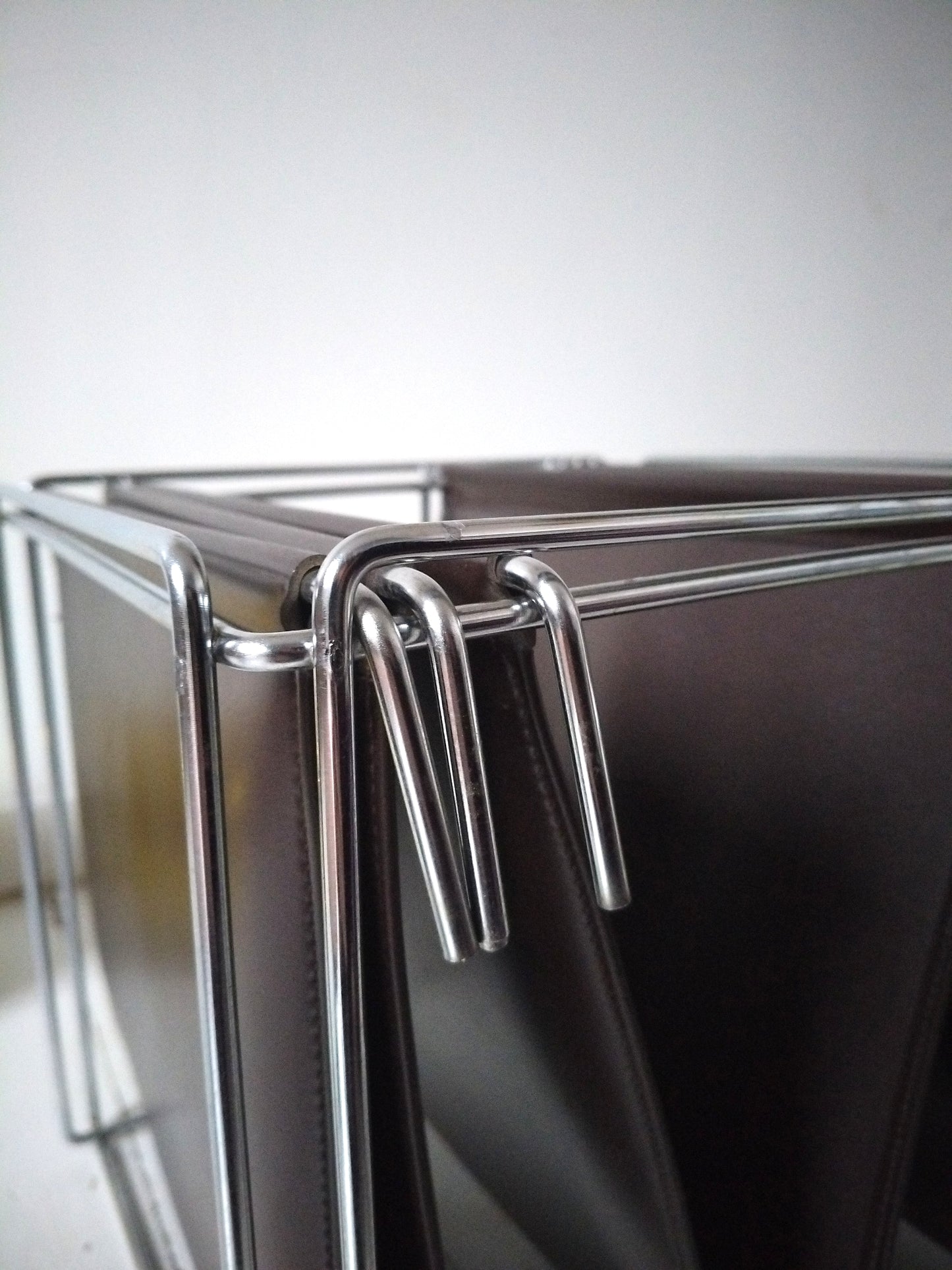 Porte-revues/ range-documents/ vinyles métal et simili cuir par Max Sauze pour Isocèle 70's