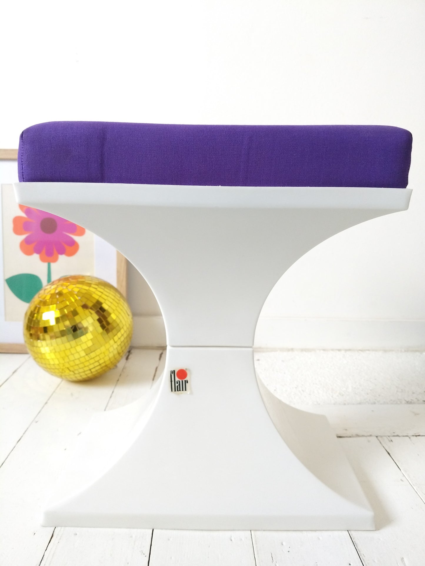 Tabouret d'appoint Flair Prisunic Holland plastique mauve et blanc - cetaitmieuxavant