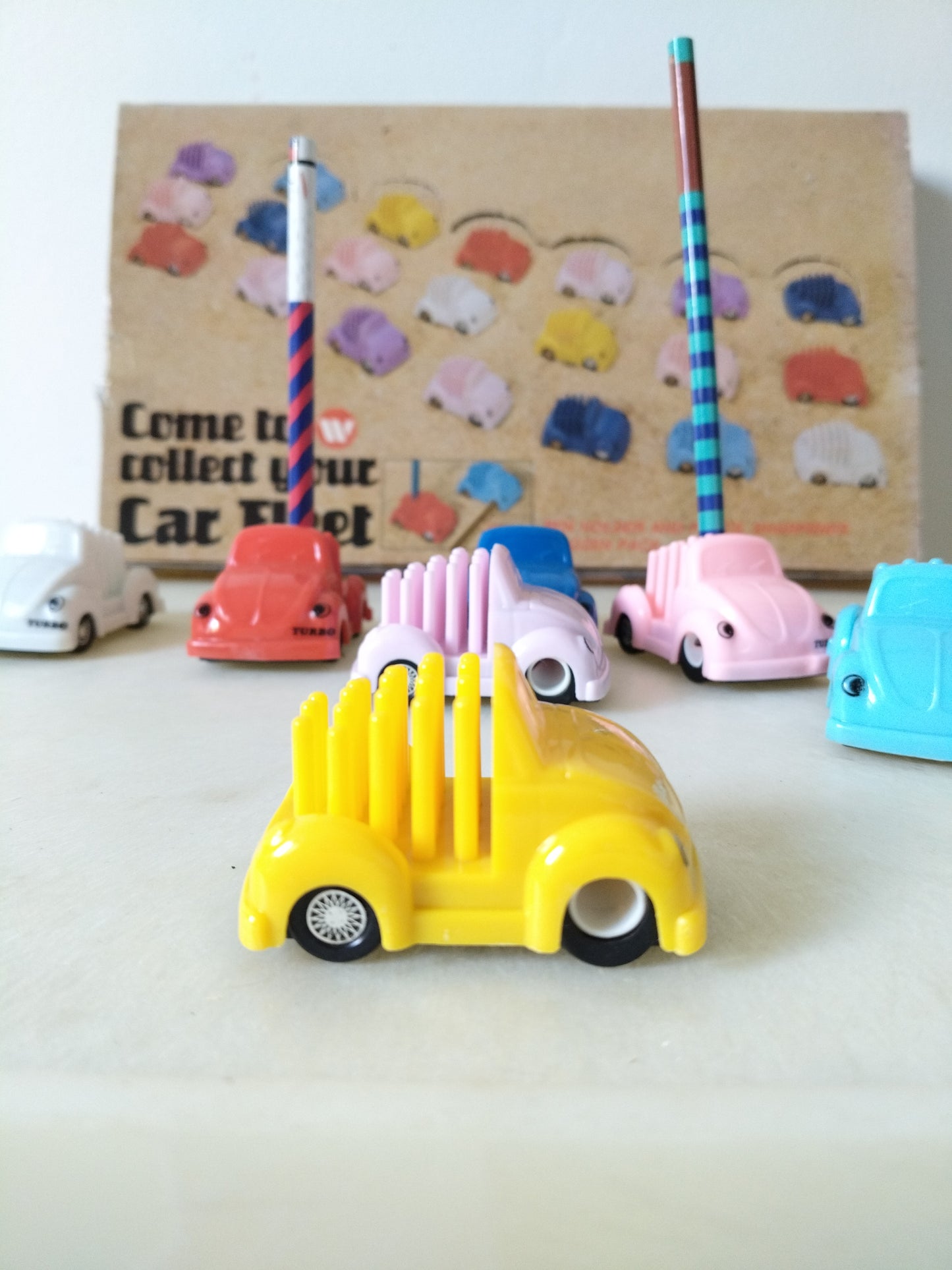 "Car Fleet" voiture Coccinelle Turbo miniature porte-stylo/ crayon et taille-crayon design UK couleur au choix