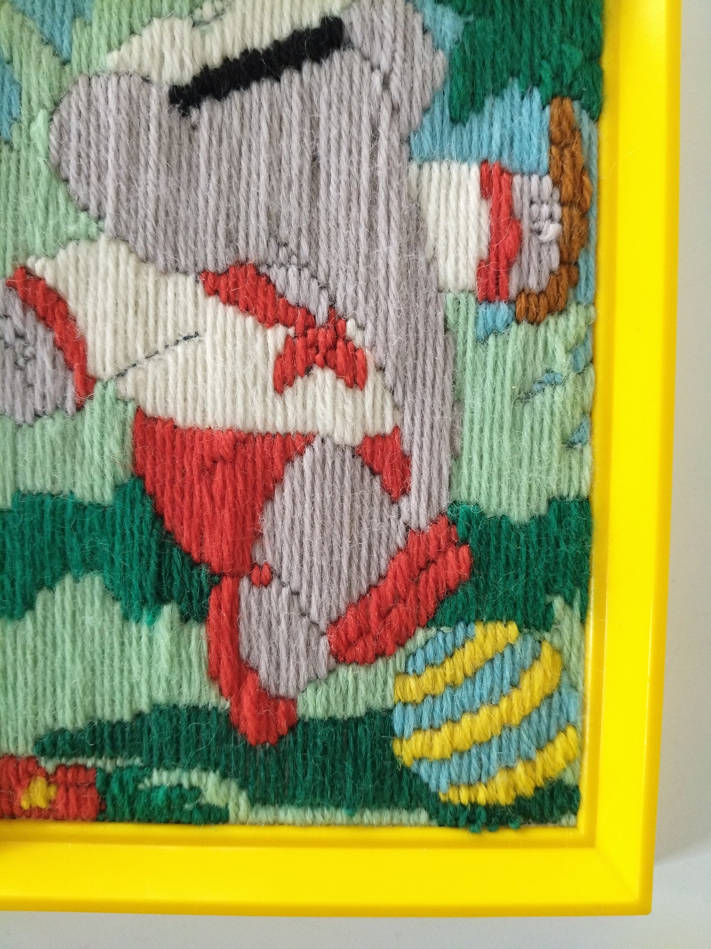 Ancienne broderie de Babar encadrée