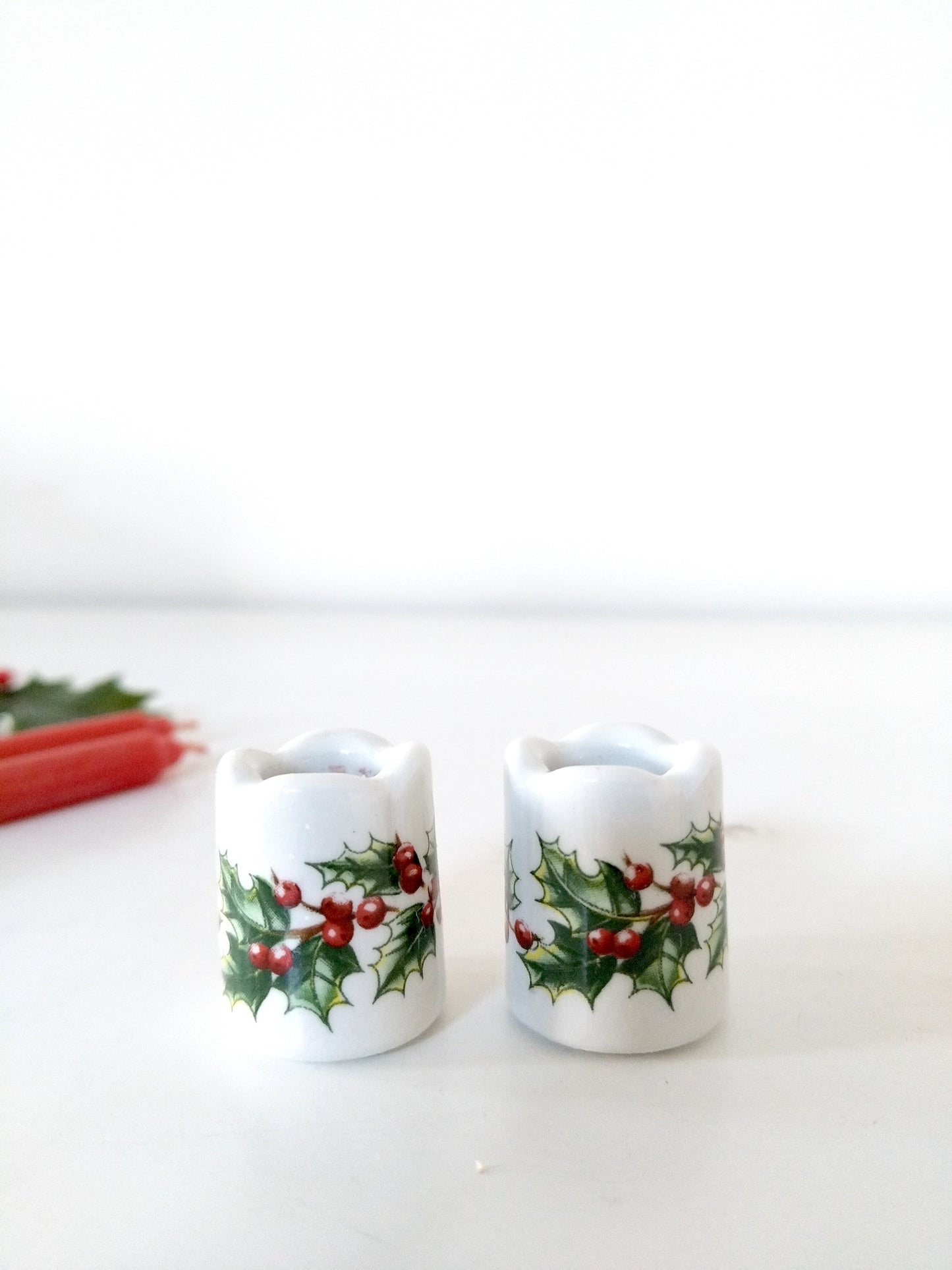 Ensemble de 2 mini-bougeoirs de Noël Funny Design décor houx + 2 bougies rouges