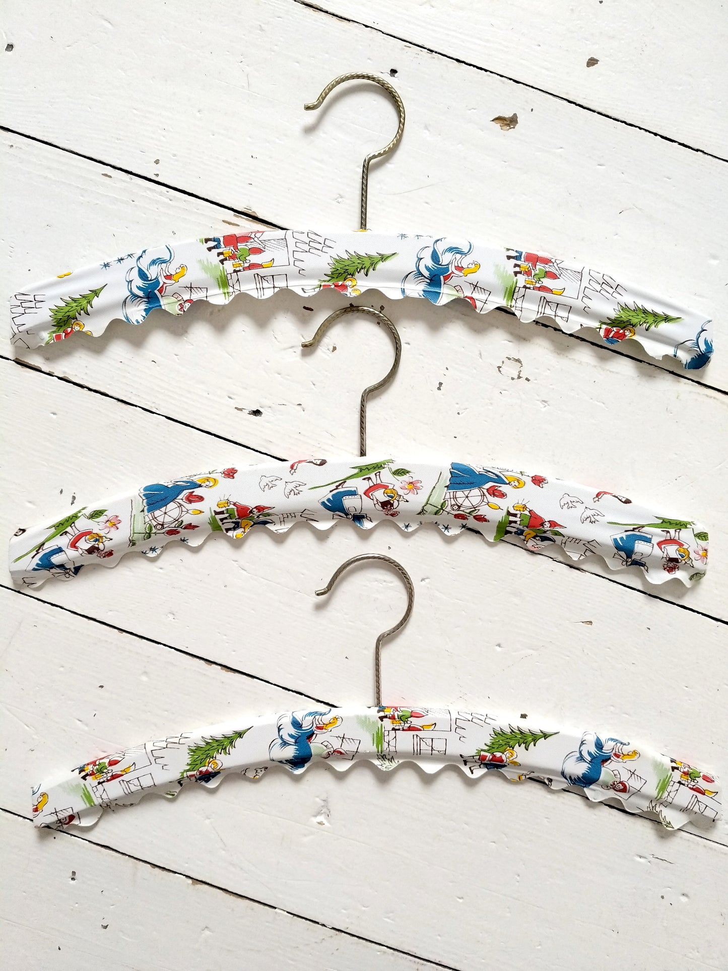 Ensemble de 3 cintres en bois enfant - cetaitmieuxavant