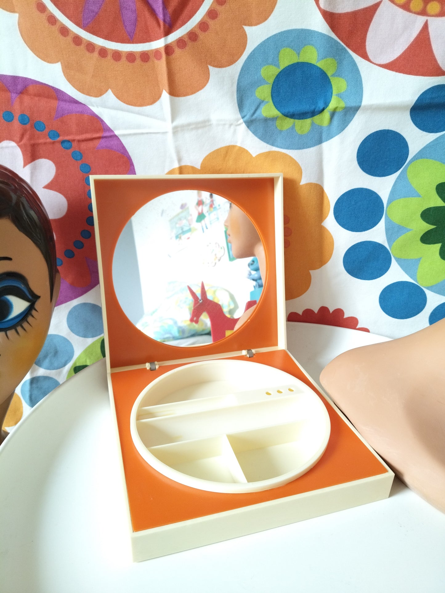 Petite coiffeuse/ miroir/ boîte à maquillage en plastique 70's ! Priorité à Amandine !