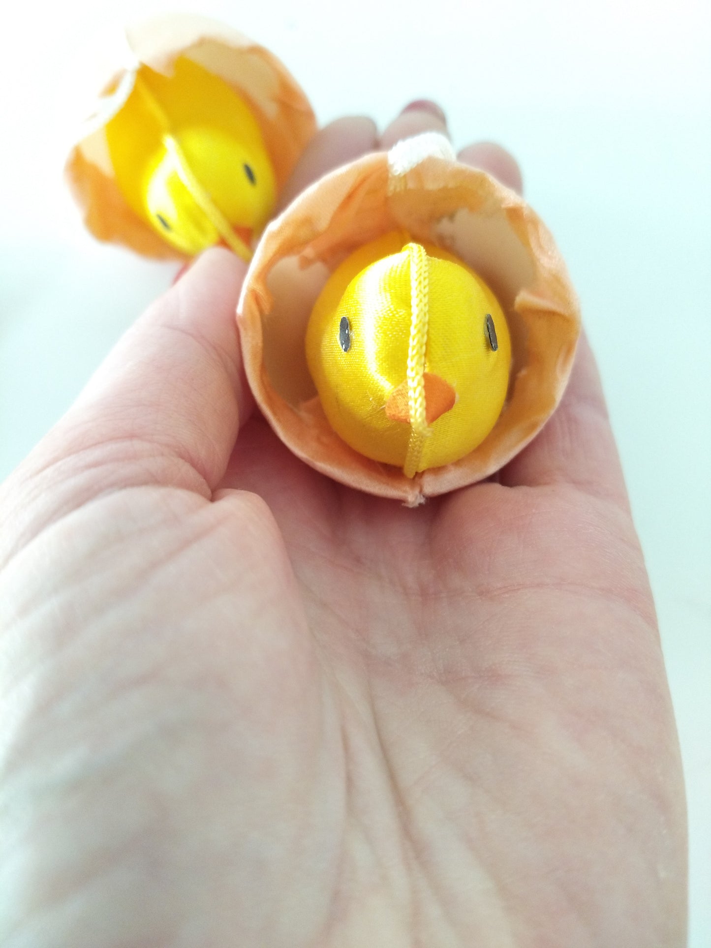 Déco Pâques/ ensemble de 4 petits poussins en plastique à suspendre - cetaitmieuxavant