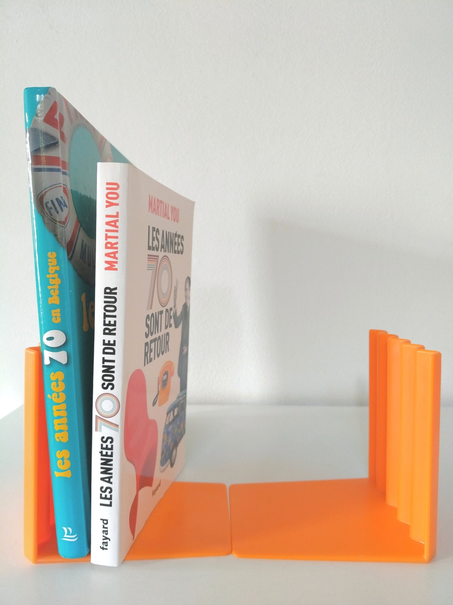 Serre-livres zig zag Bokis par K. et M. Hagberg pour Ikea  90's - cetaitmieuxavant