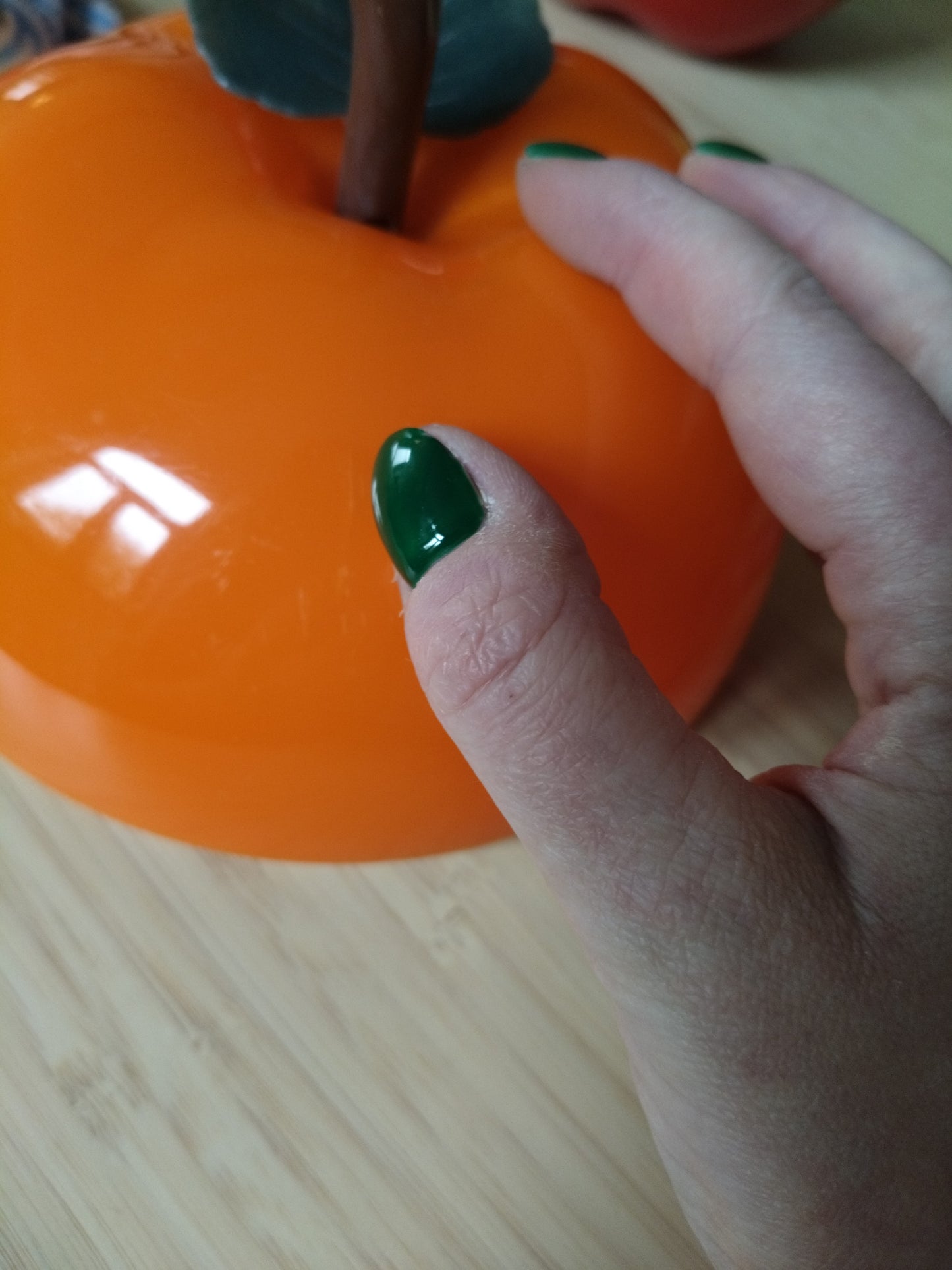 Pomme à glaçons en plastique rouge ou orange au choix