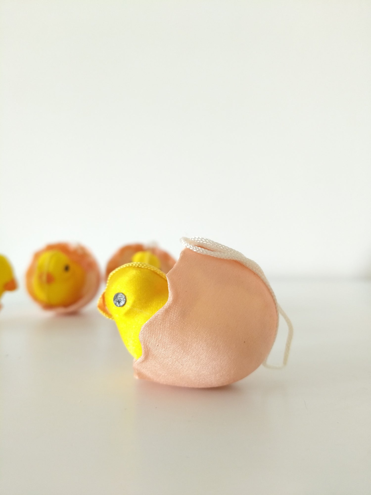 Déco Pâques/ ensemble de 4 petits poussins en plastique à suspendre - cetaitmieuxavant