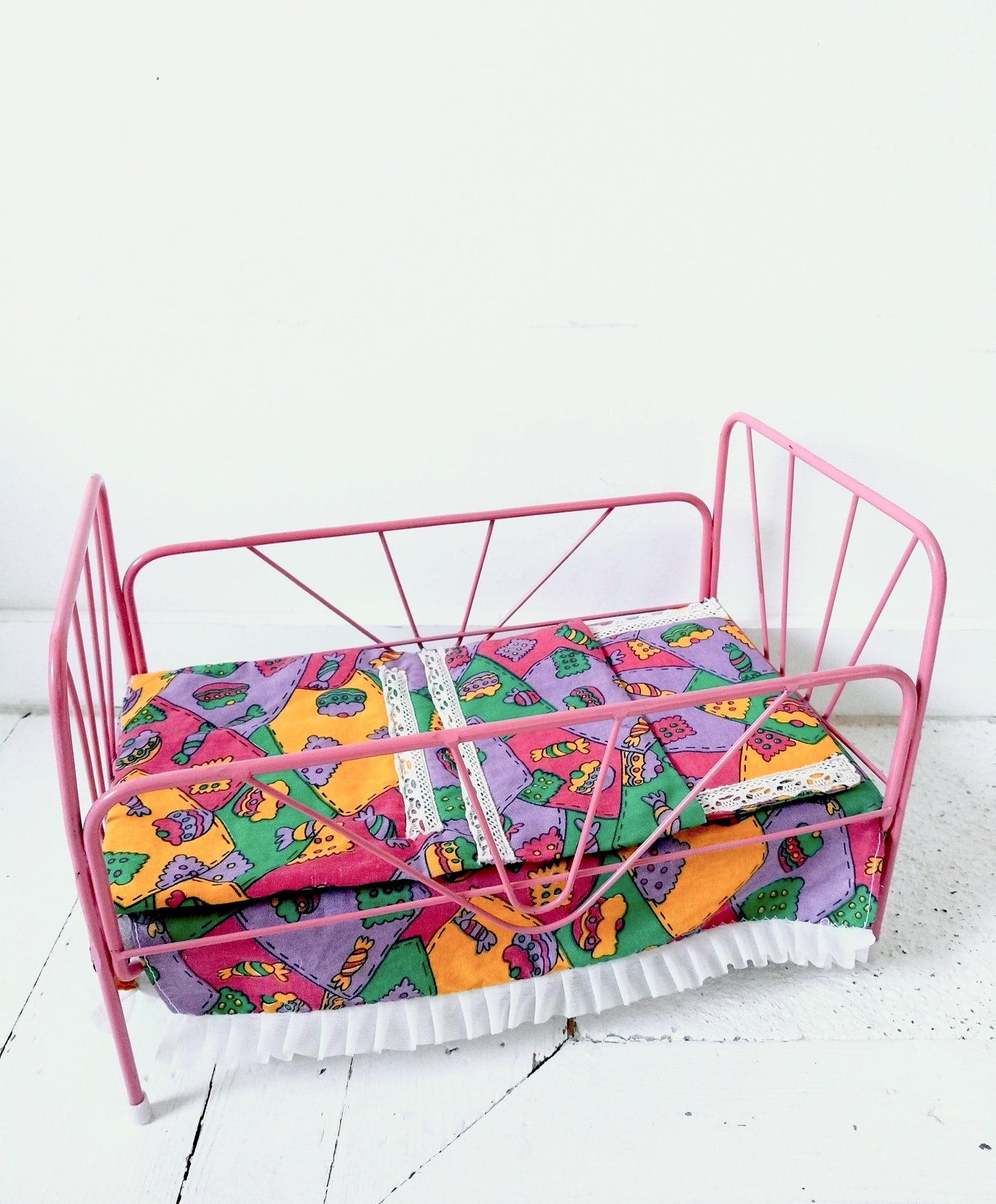 Petit lit de poupée métallique + linge de lit 80-90's