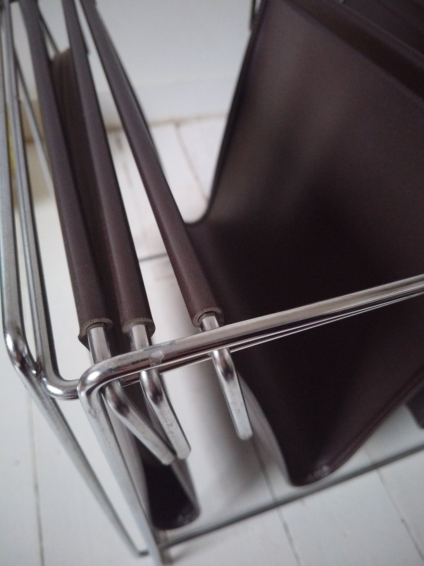 Porte-revues/ range-documents/ vinyles métal et simili cuir par Max Sauze pour Isocèle 70's