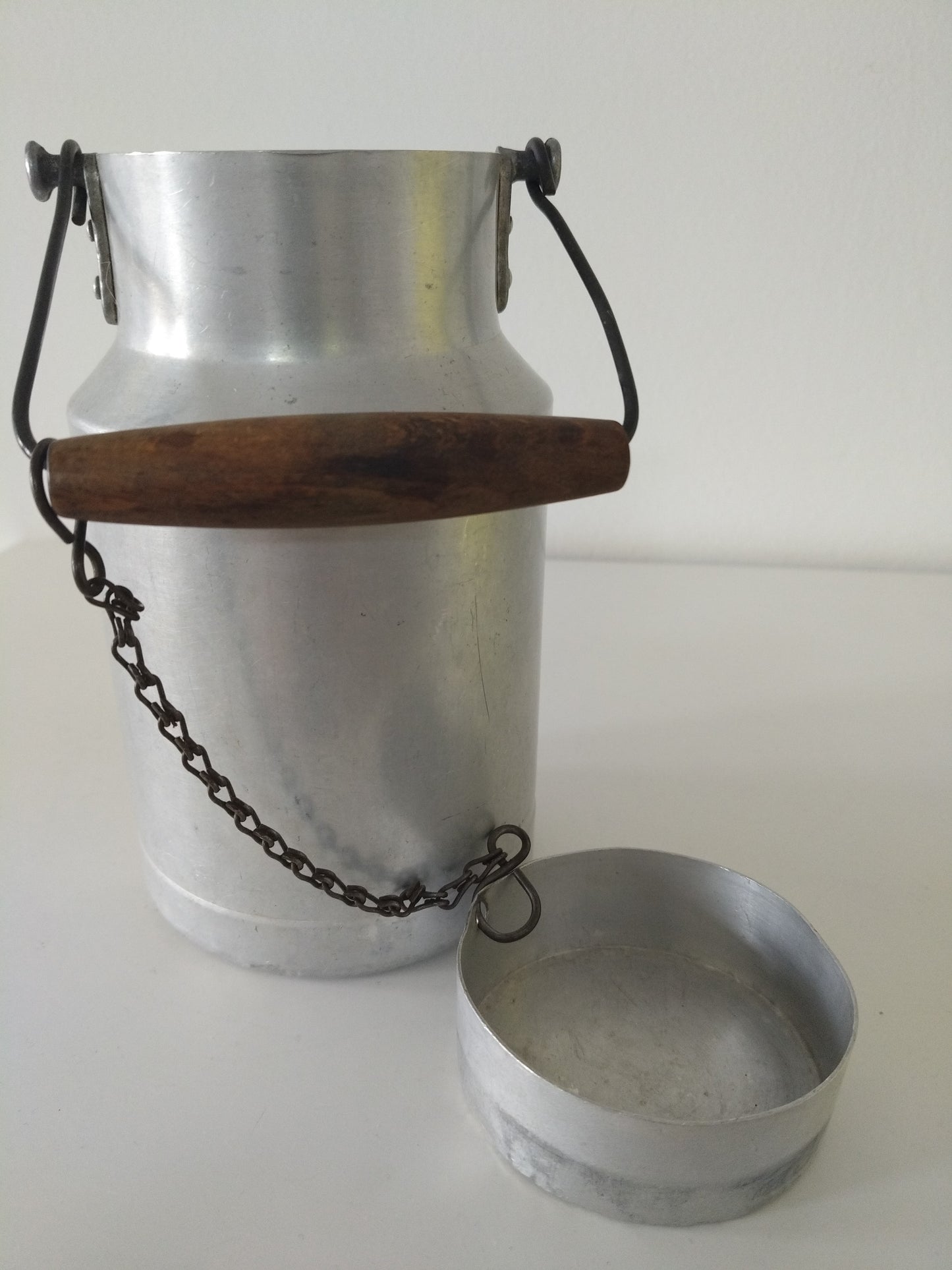 Ancien pot à lait en aluminium ou en plastique Gilac au choix