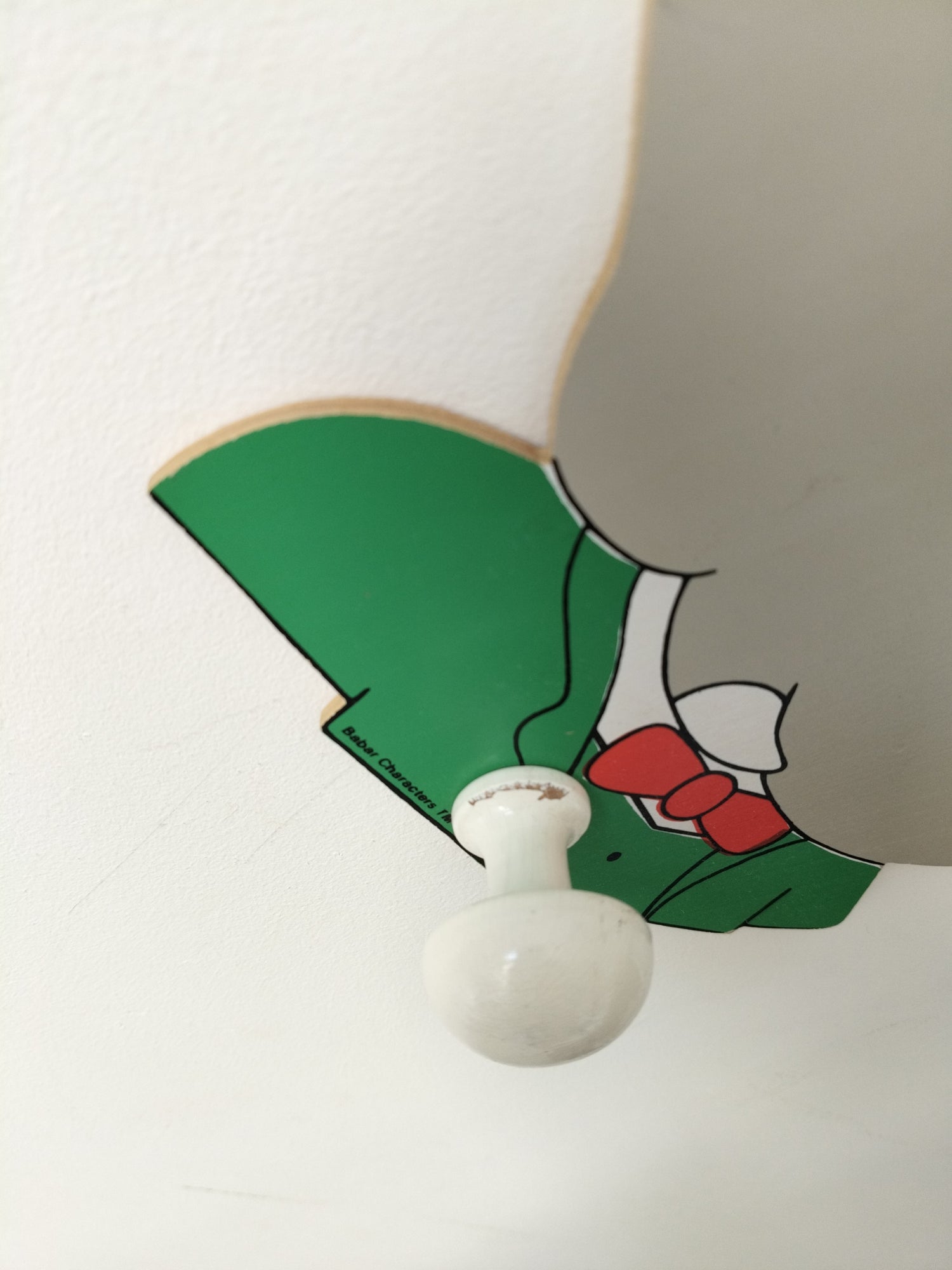 Porte-manteau/ patère murale Babar en bois par L. de Brunhoff 1989 - cetaitmieuxavant