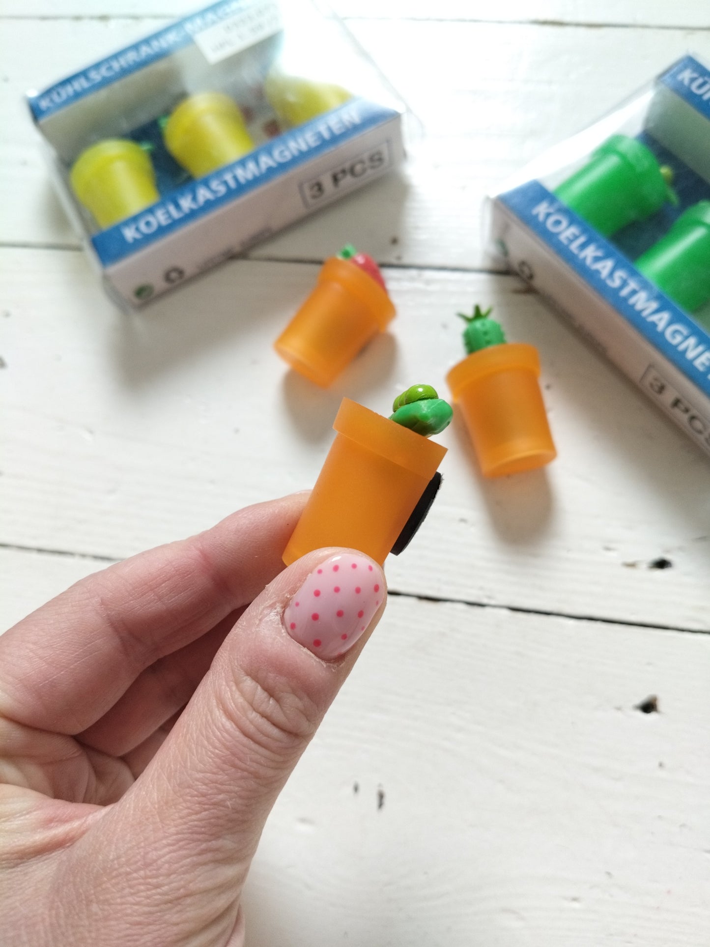 3 magnets en plastique verts, jaunes ou oranges au choix