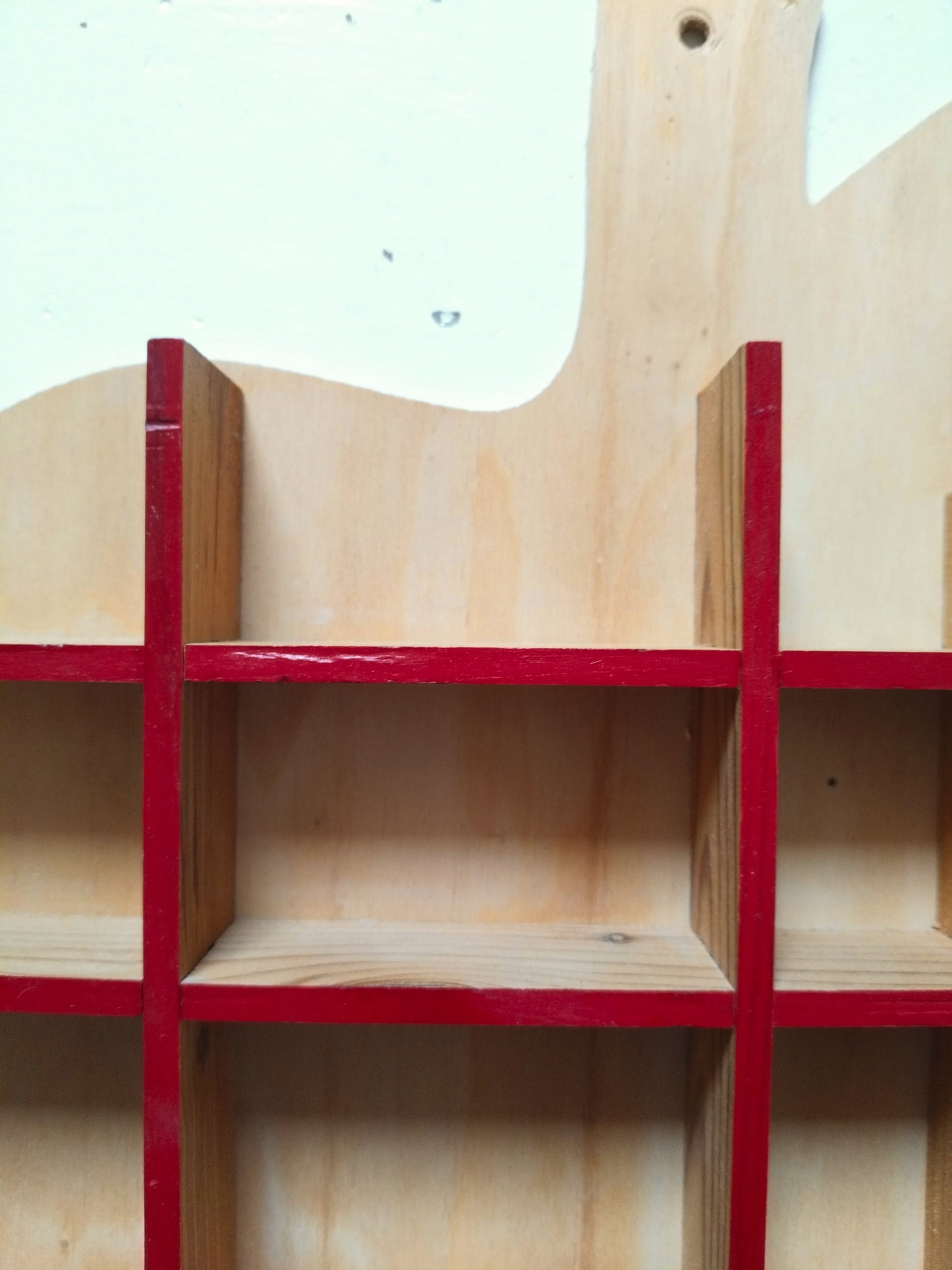 Étagère murale pomme pour miniatures en bois