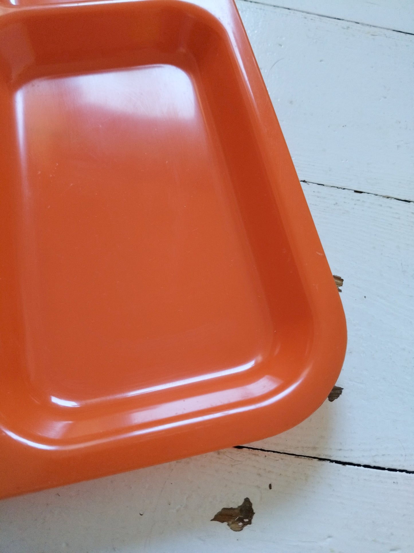Plateau repas compartimenté en plastique orange (à l'unité - 2 dispos)