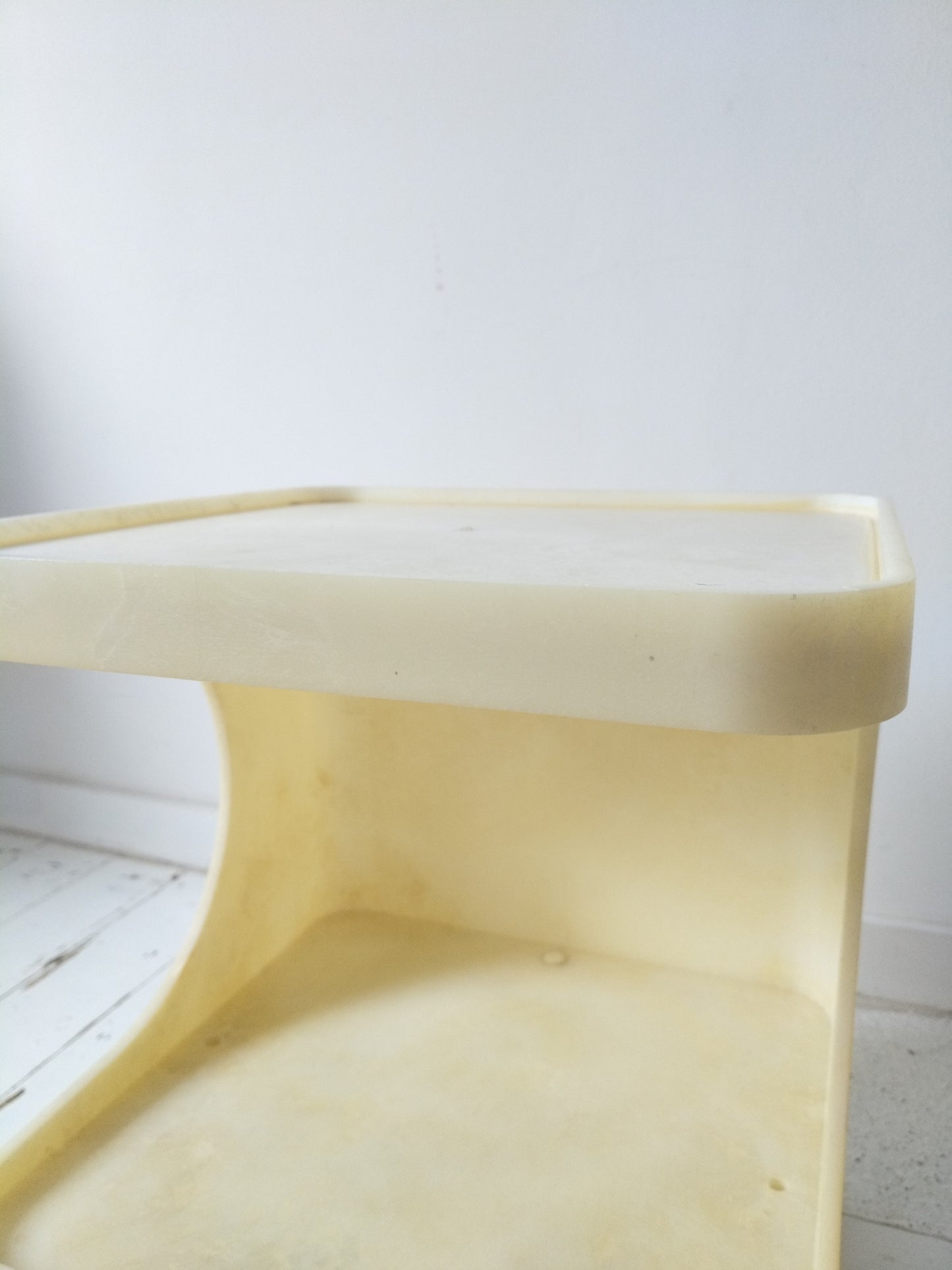 Petit meuble d'appoint/ chevet/ desserte en fibre de verre