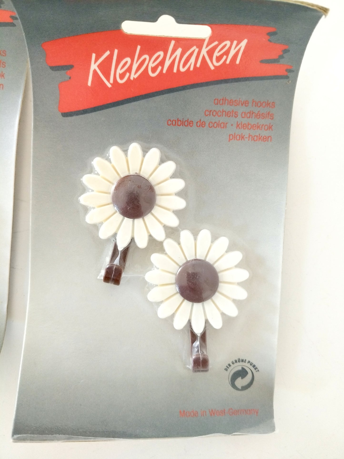 2 crochets/ porte-torchons adhésifs fleur en plastique (prix par conditionnement- 2 conditionnements disponibles)