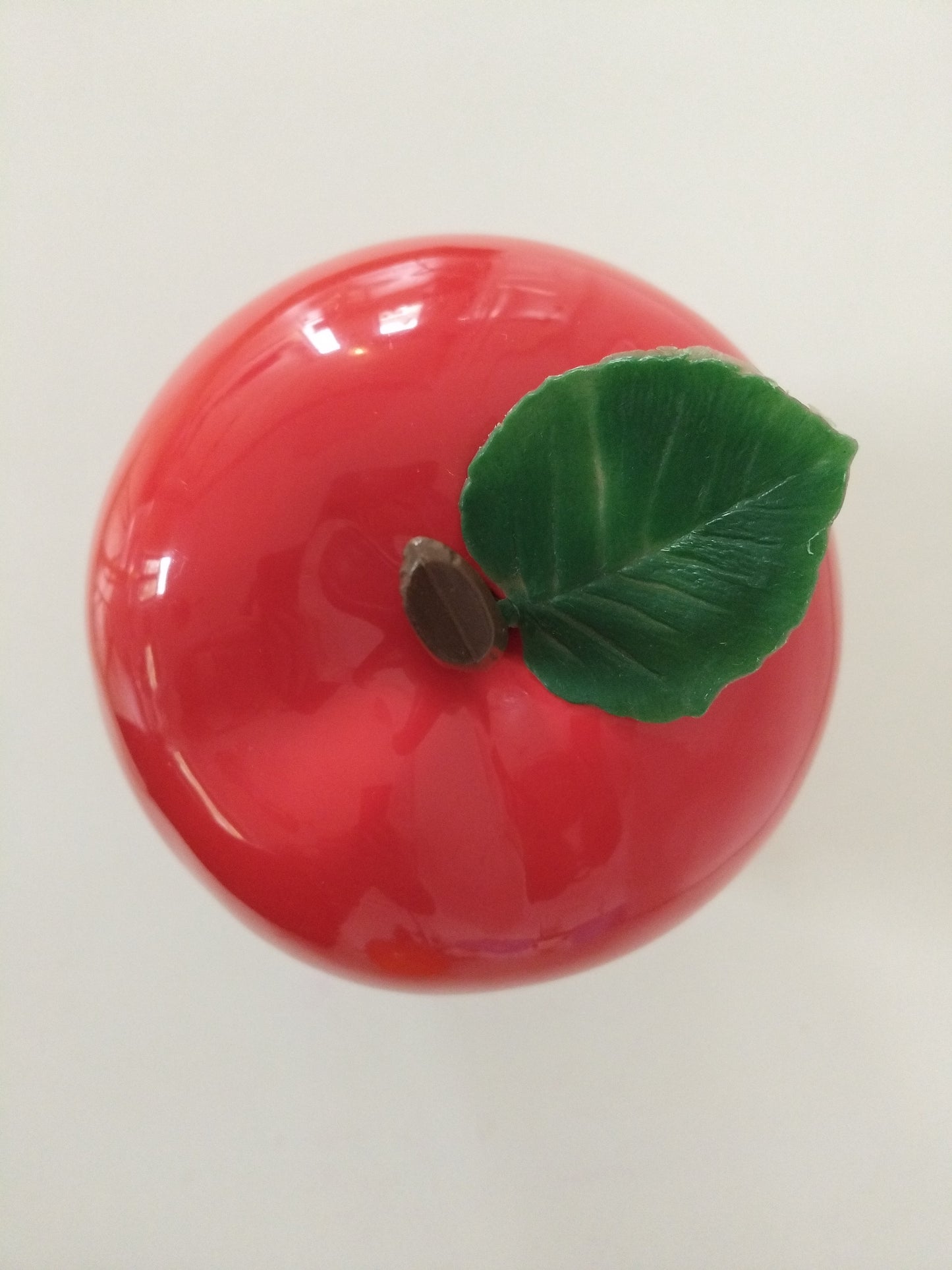 Pomme à glaçons en plastique rouge ou orange au choix