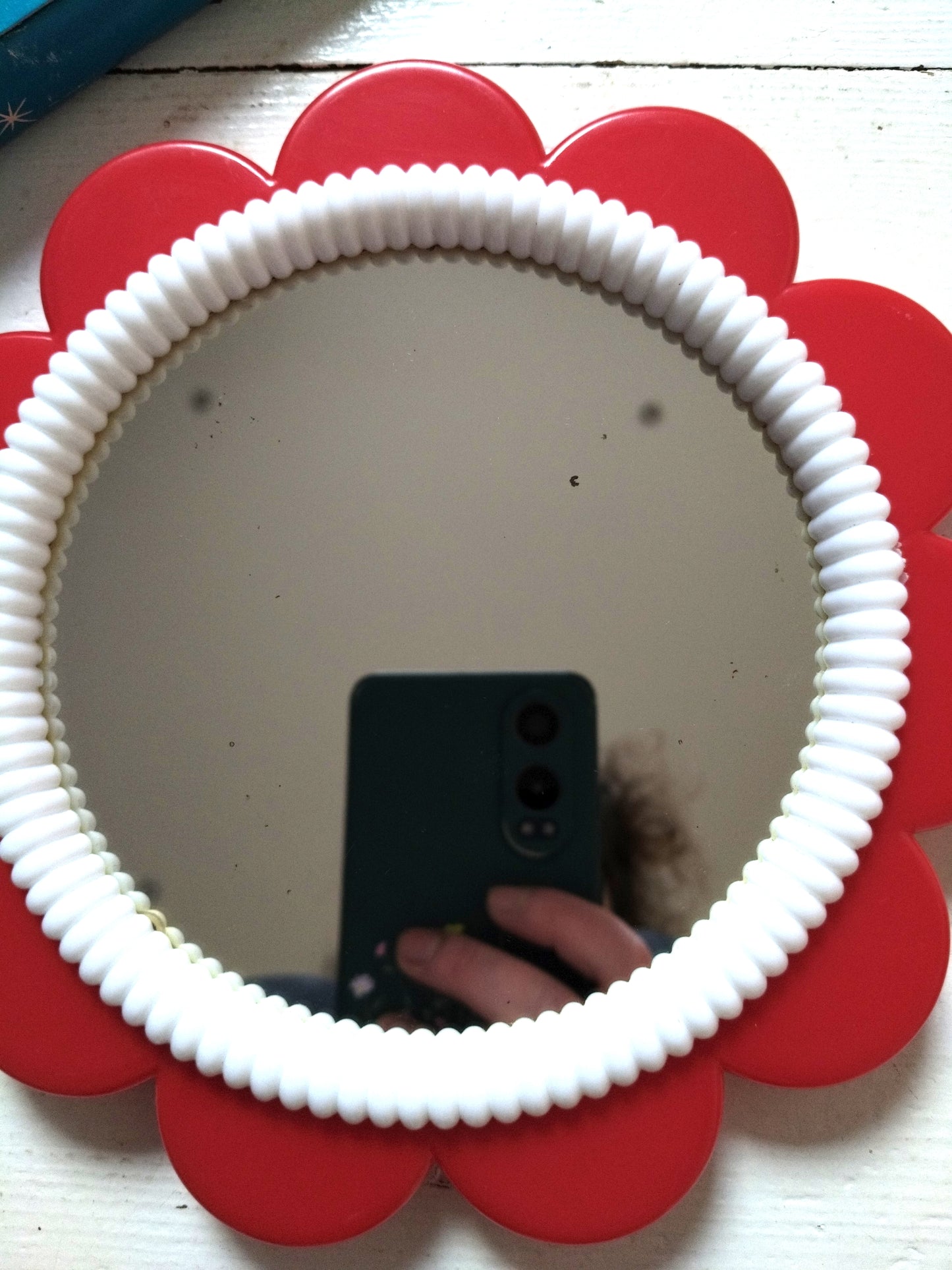 Petit miroir fleur mural ou à poser en plastique made in Hong Kong