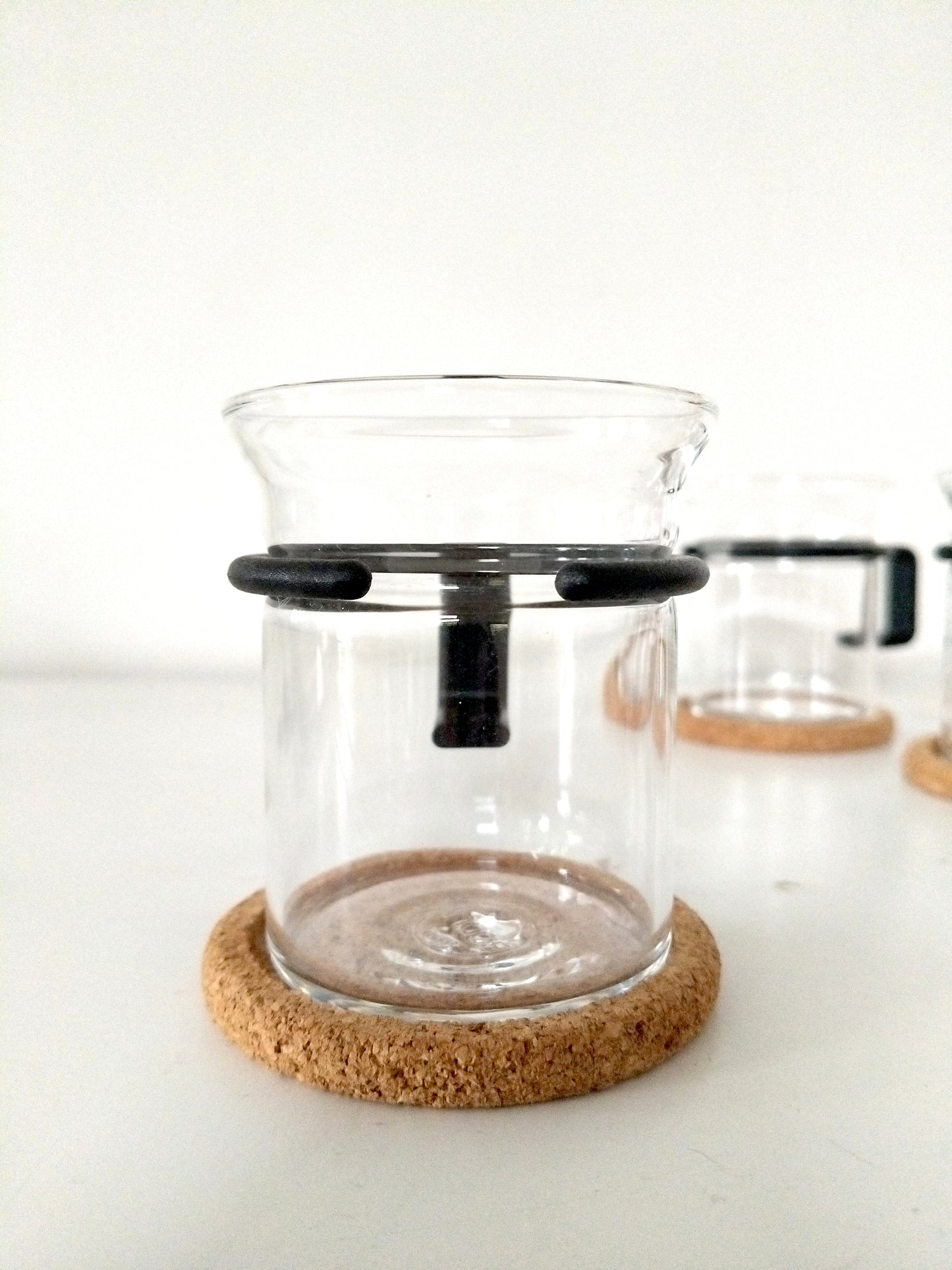 Ensemble de 4 tasses en verre + touillettes + sous-tasses en liège Bodum
