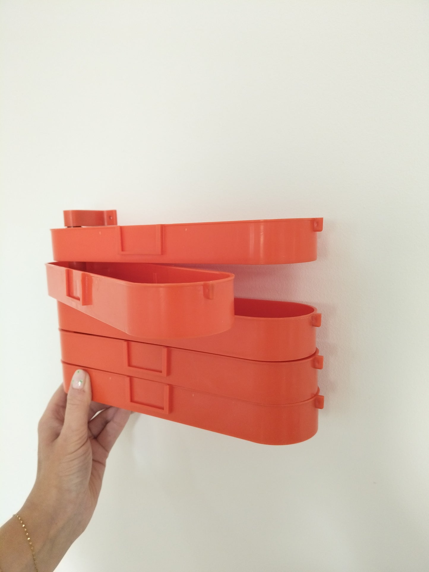 Petite étagère/ rangement mural pivotant en plastique - cetaitmieuxavant